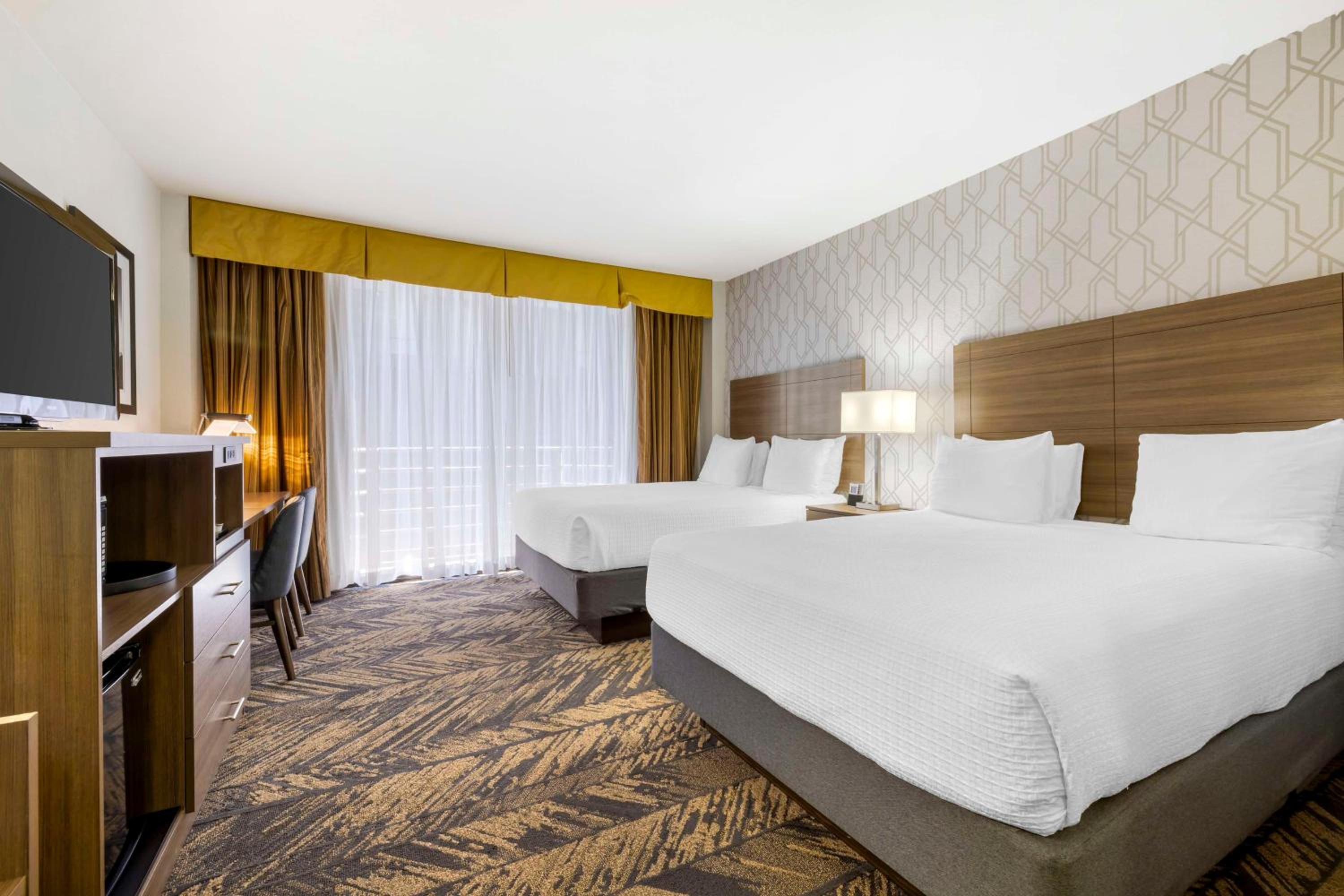 Queen Room with Two Queen Beds and Balcony - City View - Photo 3