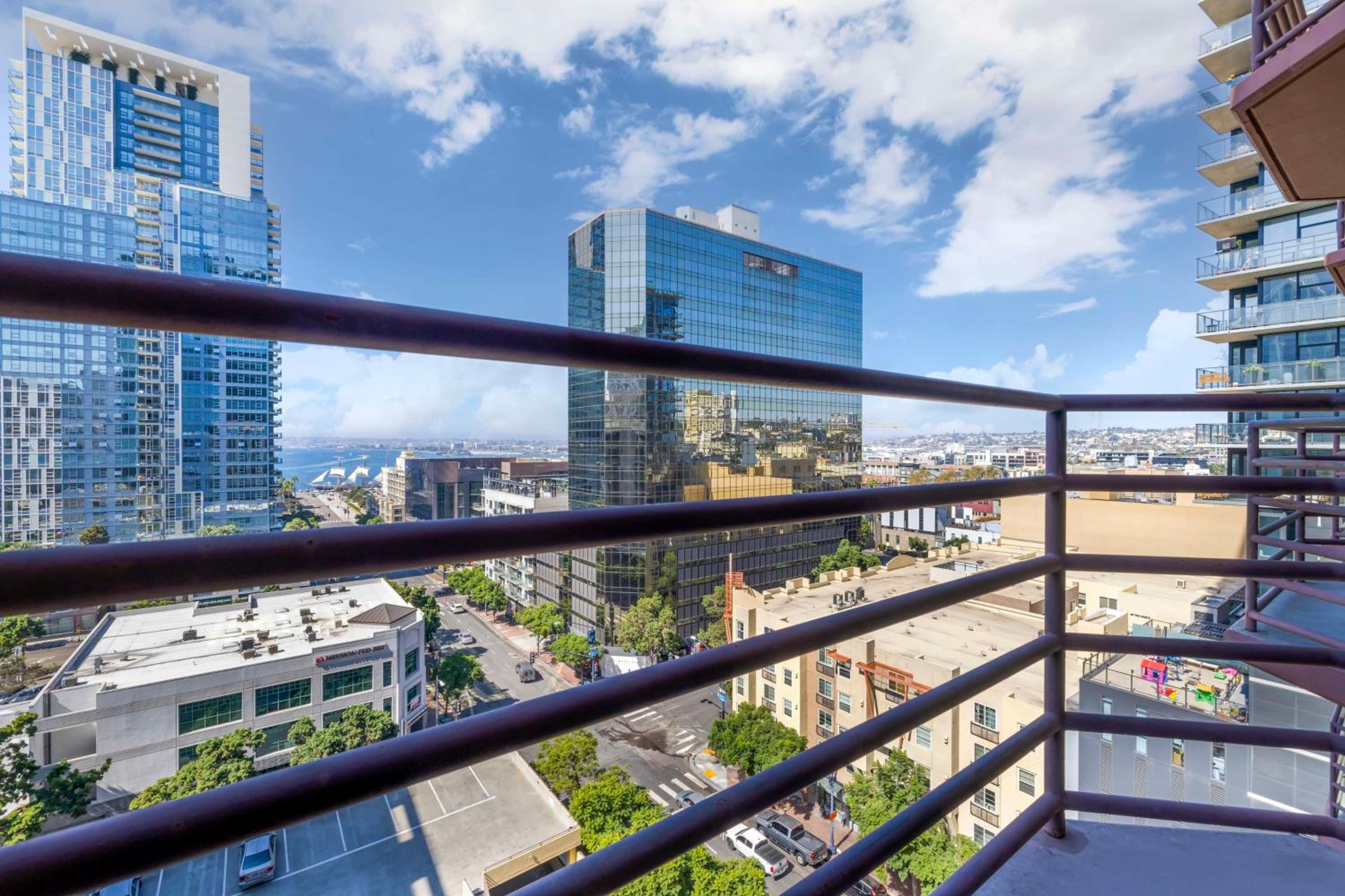 King Room with Balcony and City View  - Photo 2