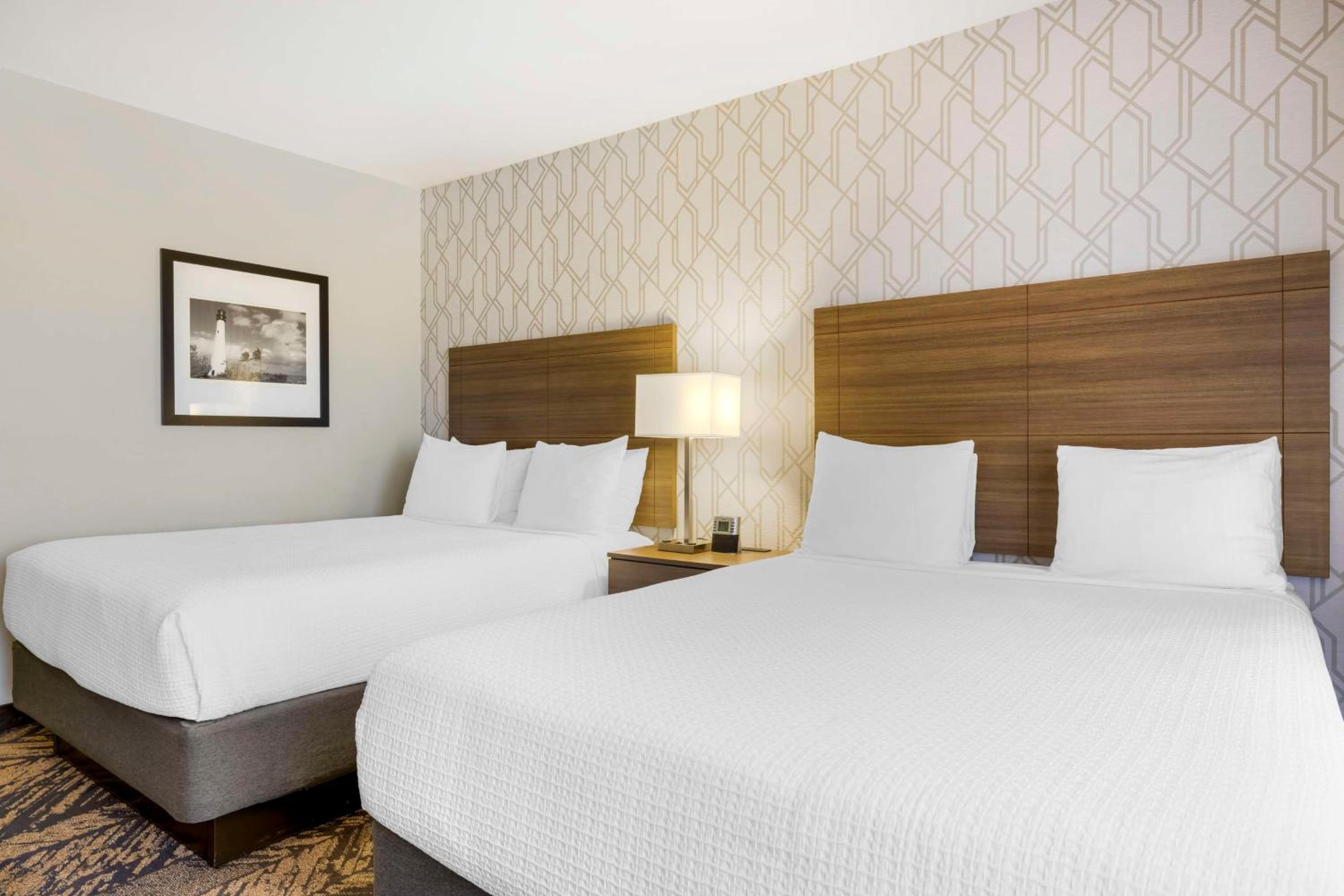 Queen Room with Two Queen Beds and Partial Bay View - Non-Smoking - Photo 2