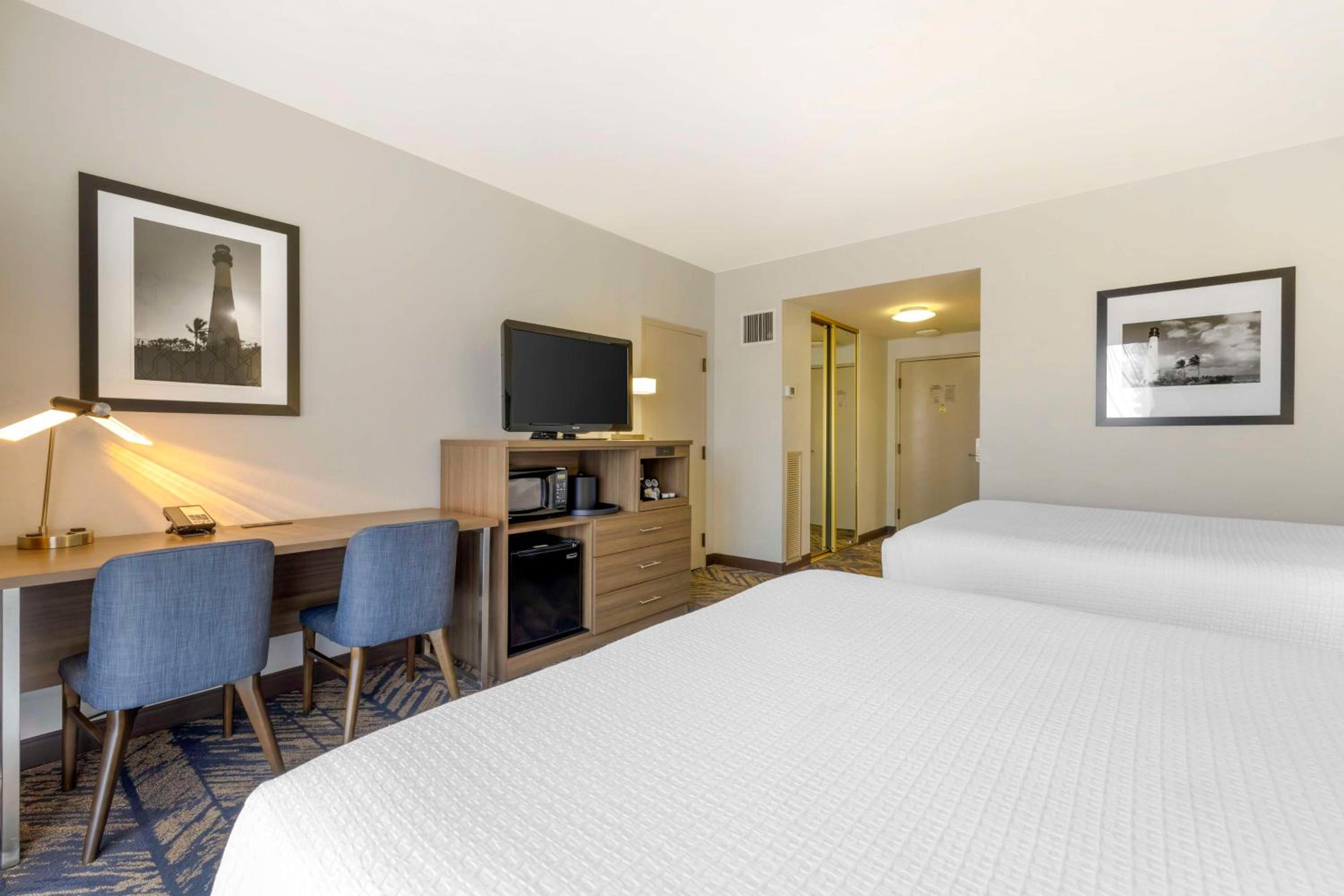 Queen Room with Two Queen Beds and Partial Bay View - Non-Smoking - Photo 3