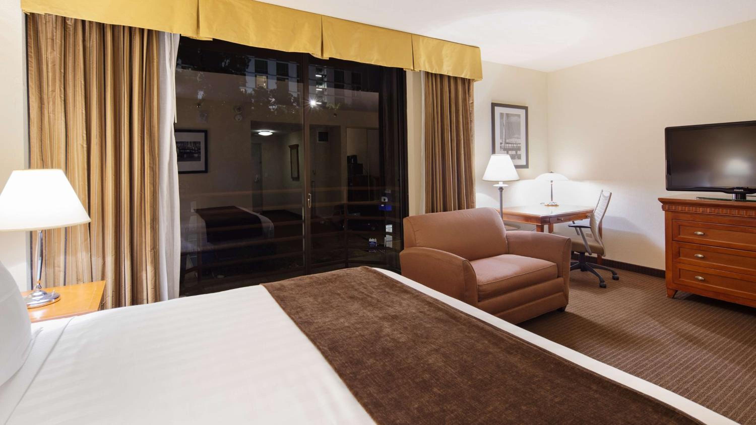 King Room, Larger Room, Balcony - Photo 4