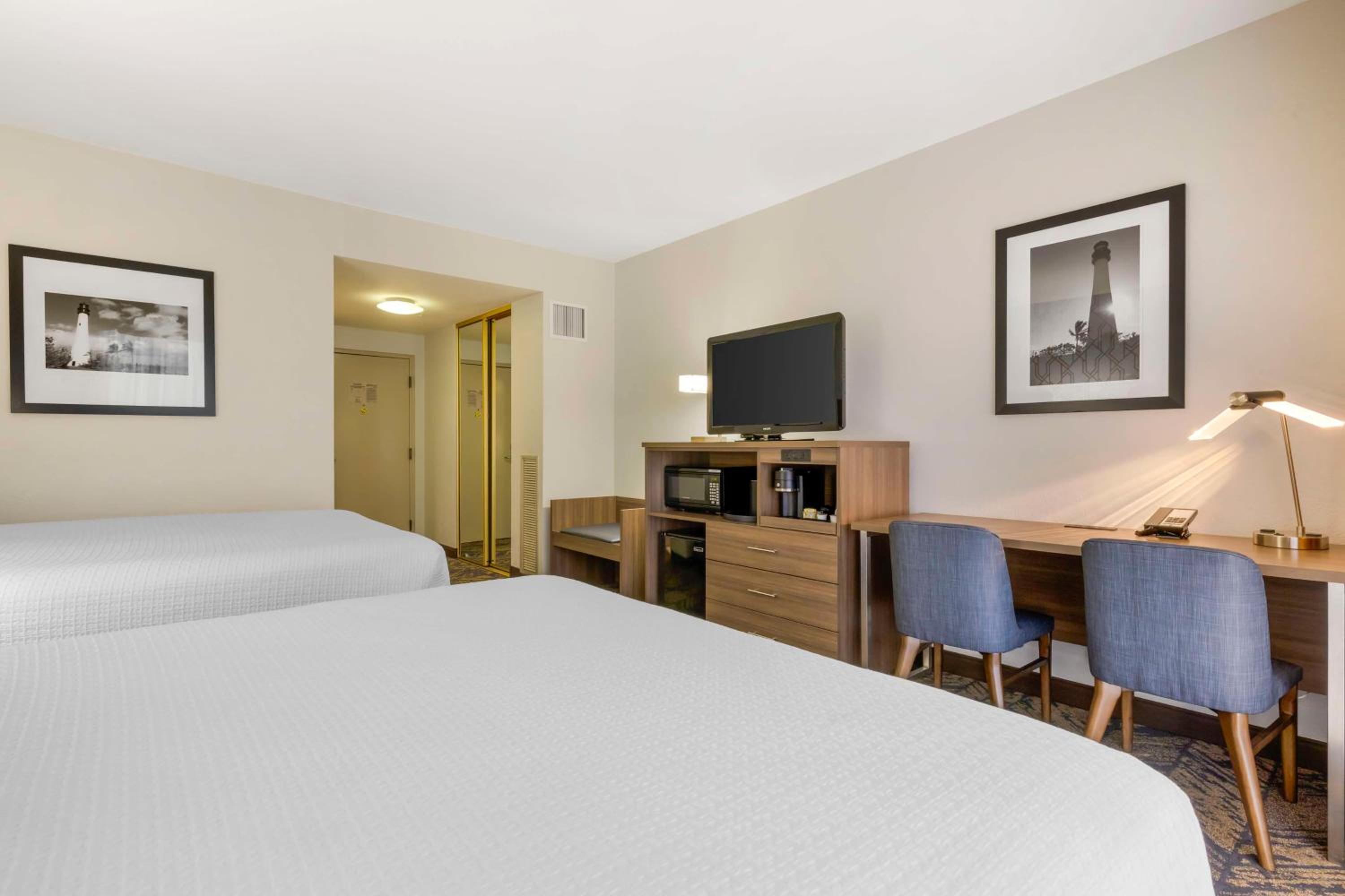Queen Room with Two Queen Beds and Balcony - City View - Photo 2