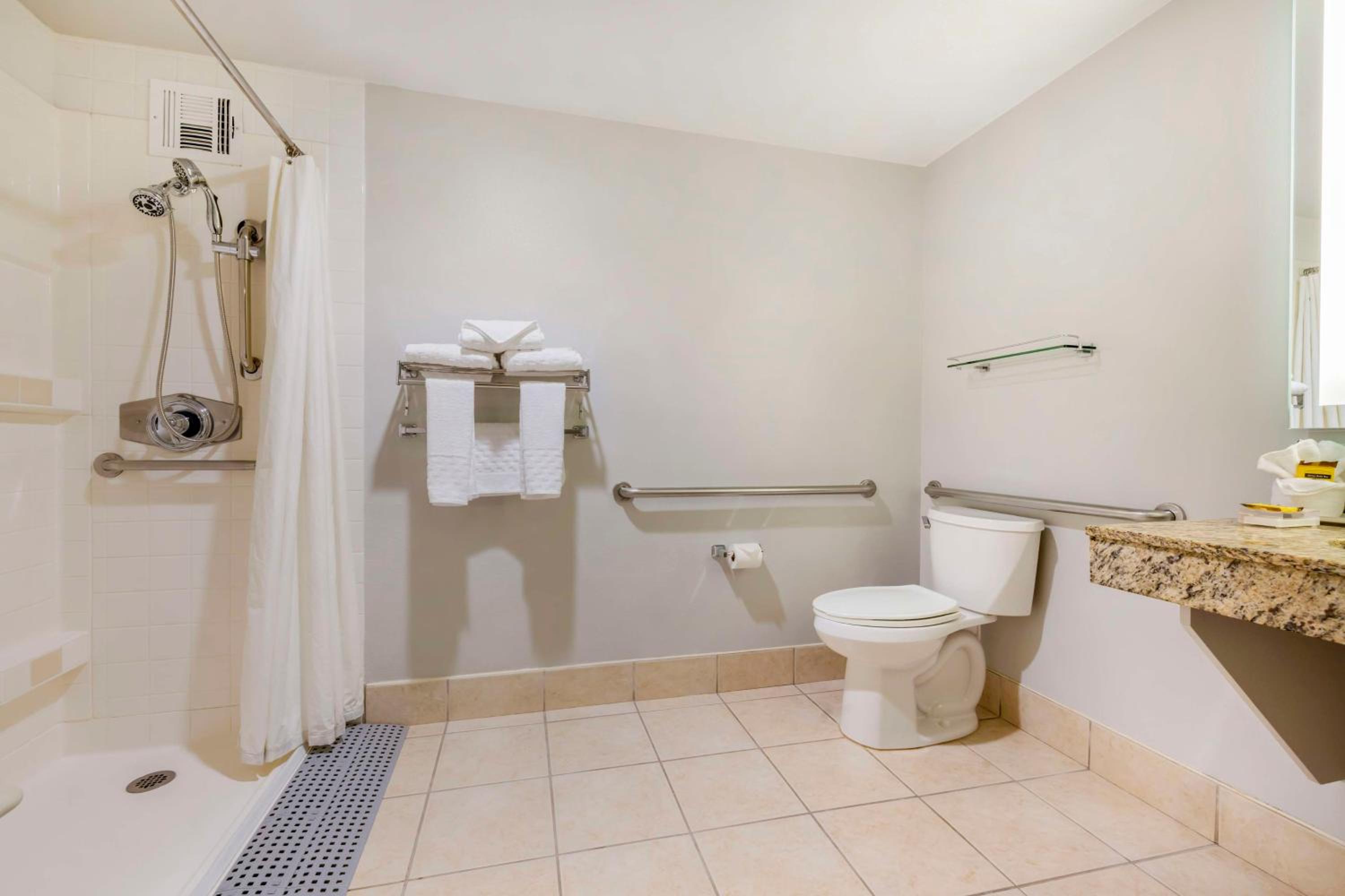 Large King Room with Roll-In Shower and Balcony - Disability Access/Non-Smoking - Photo 4
