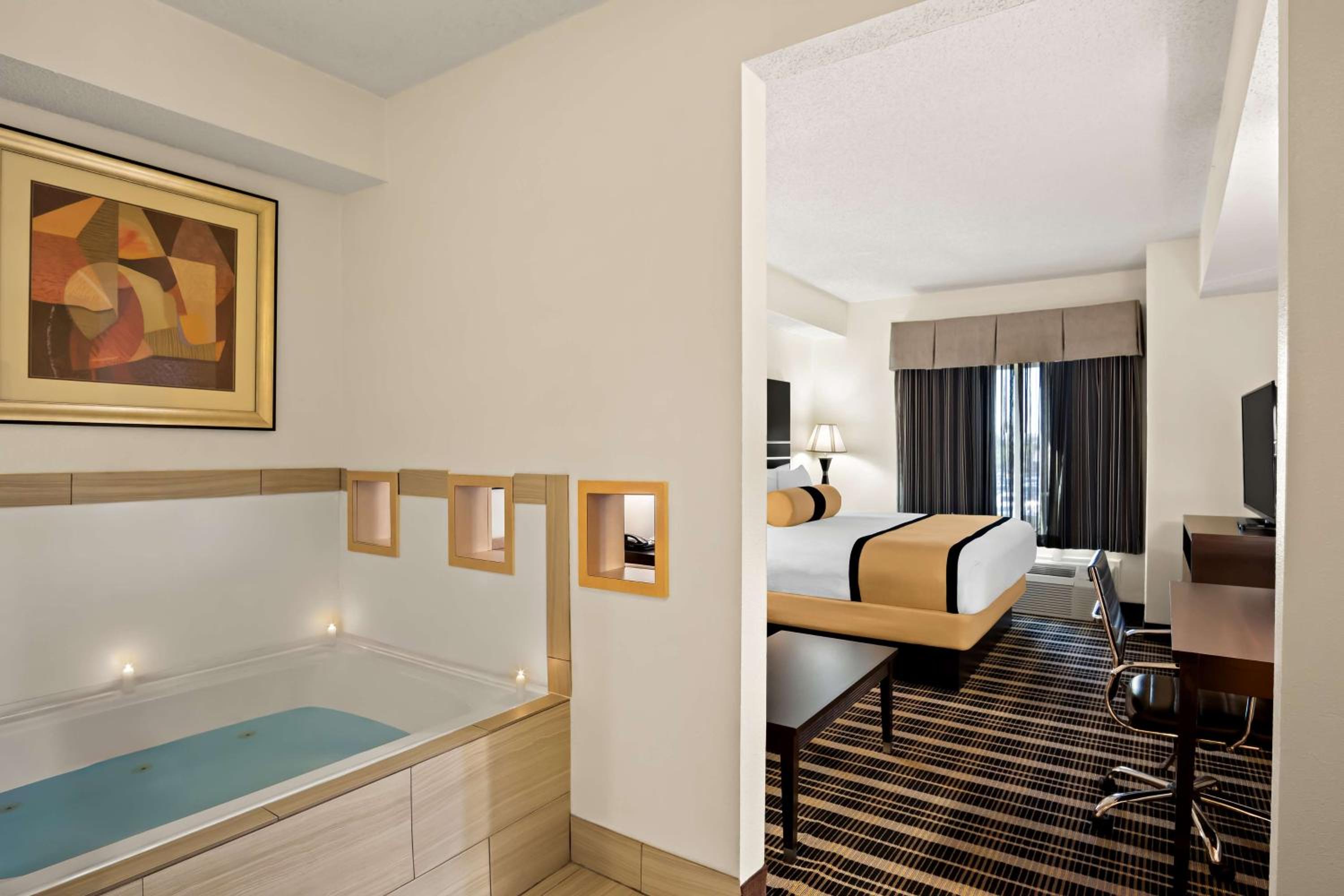 Junior King Suite with Spa Bath - Non-Smoking - Photo 1