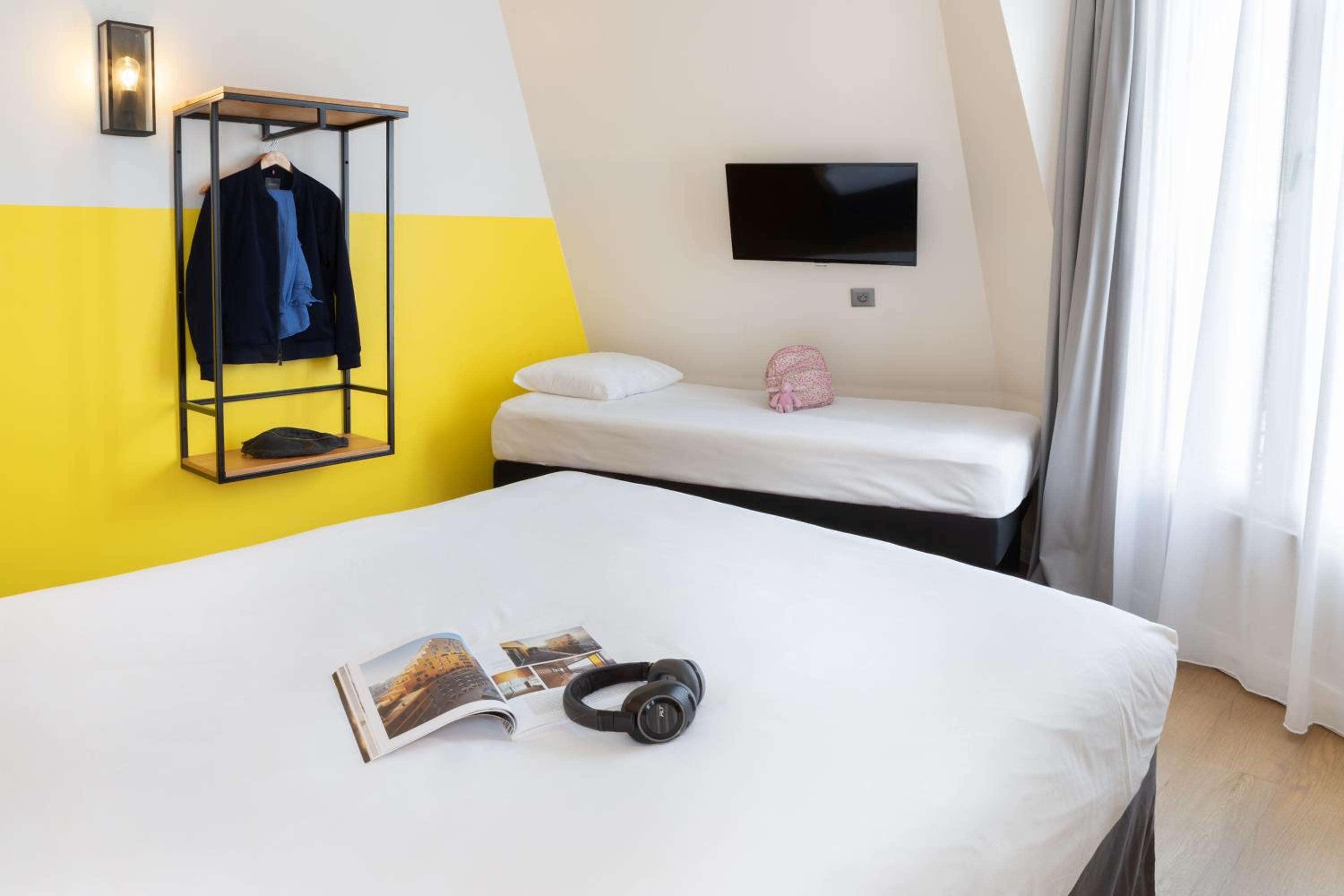 Standard Triple Room with 2 Single Beds and Sofa Bed photo 1