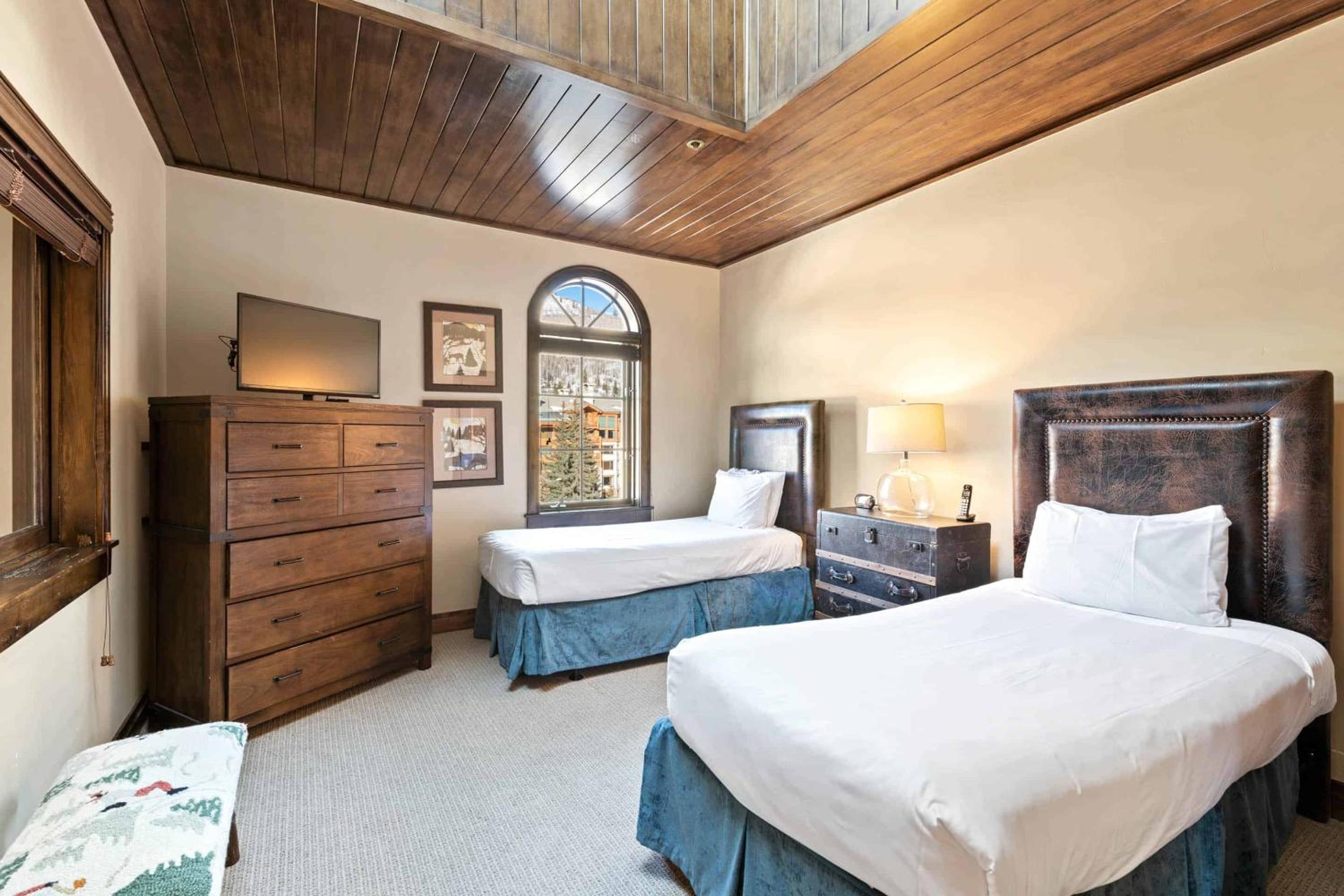 Three-Bedroom Apartment with Mountain View photo 2
