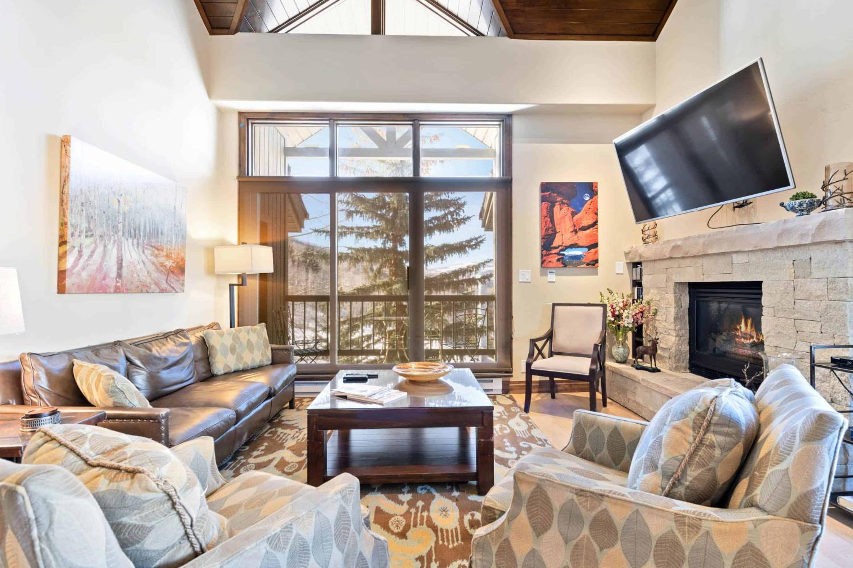 Three-Bedroom Apartment with Mountain View photo 1