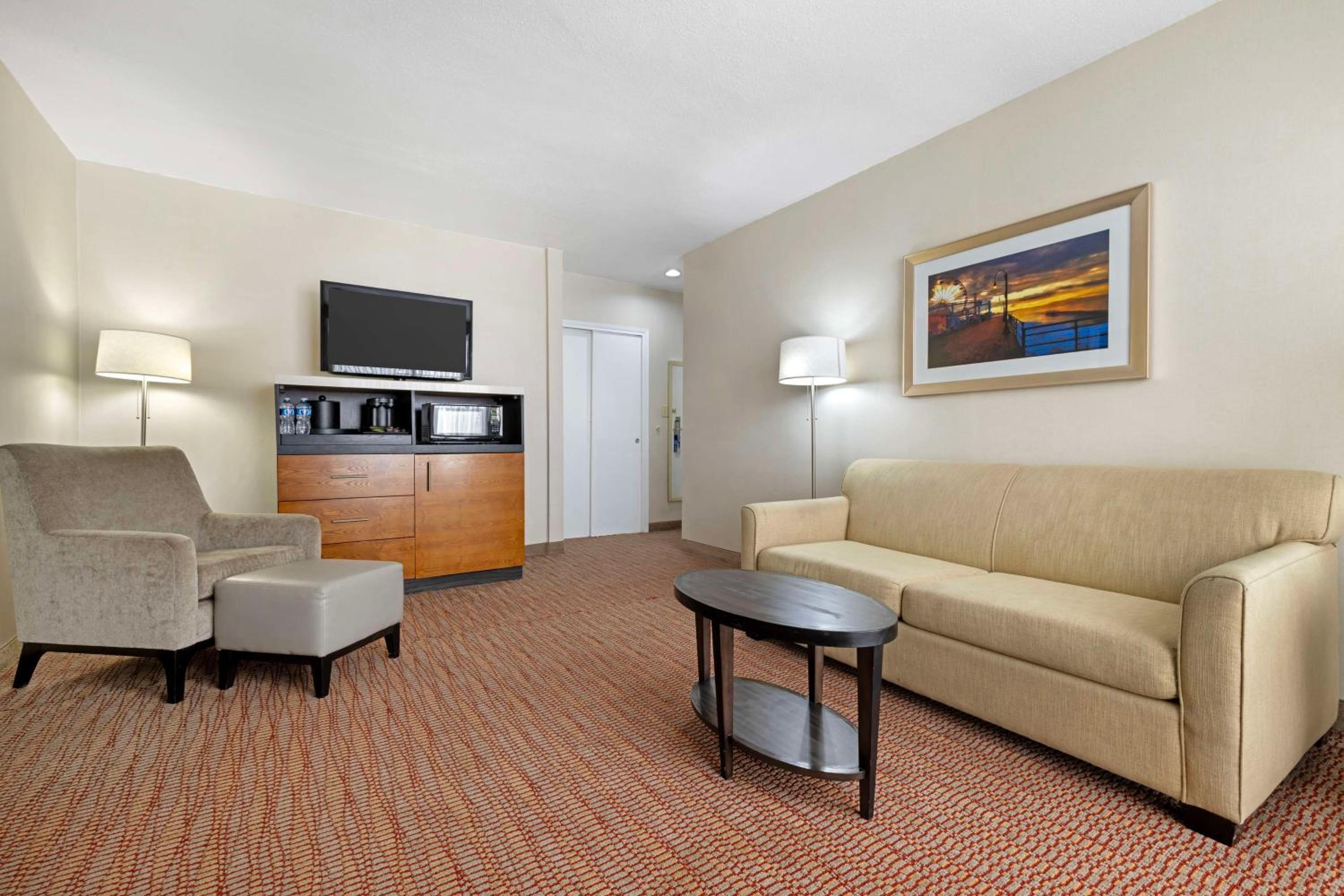Queen Suite with Sofa Bed - Non-Smoking