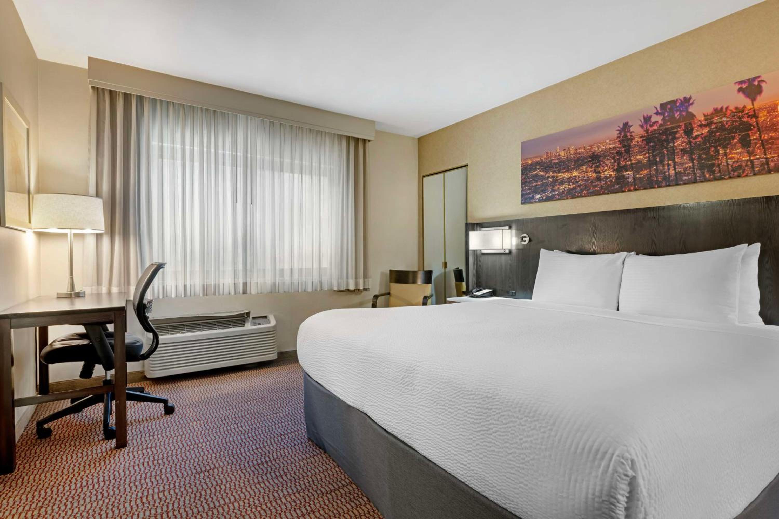 King Suite with Balcony thumbnail 5