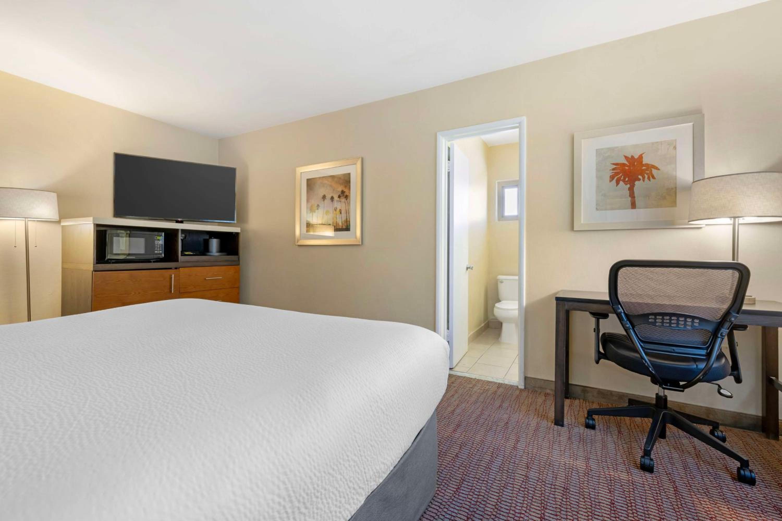 King Suite with Balcony thumbnail 6