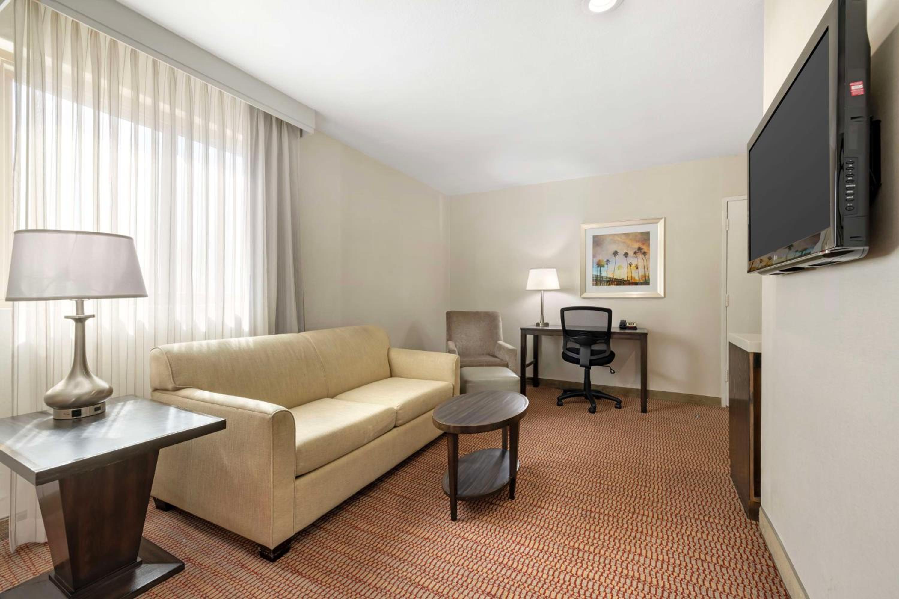 Queen Suite with Sofa Bed thumbnail 5