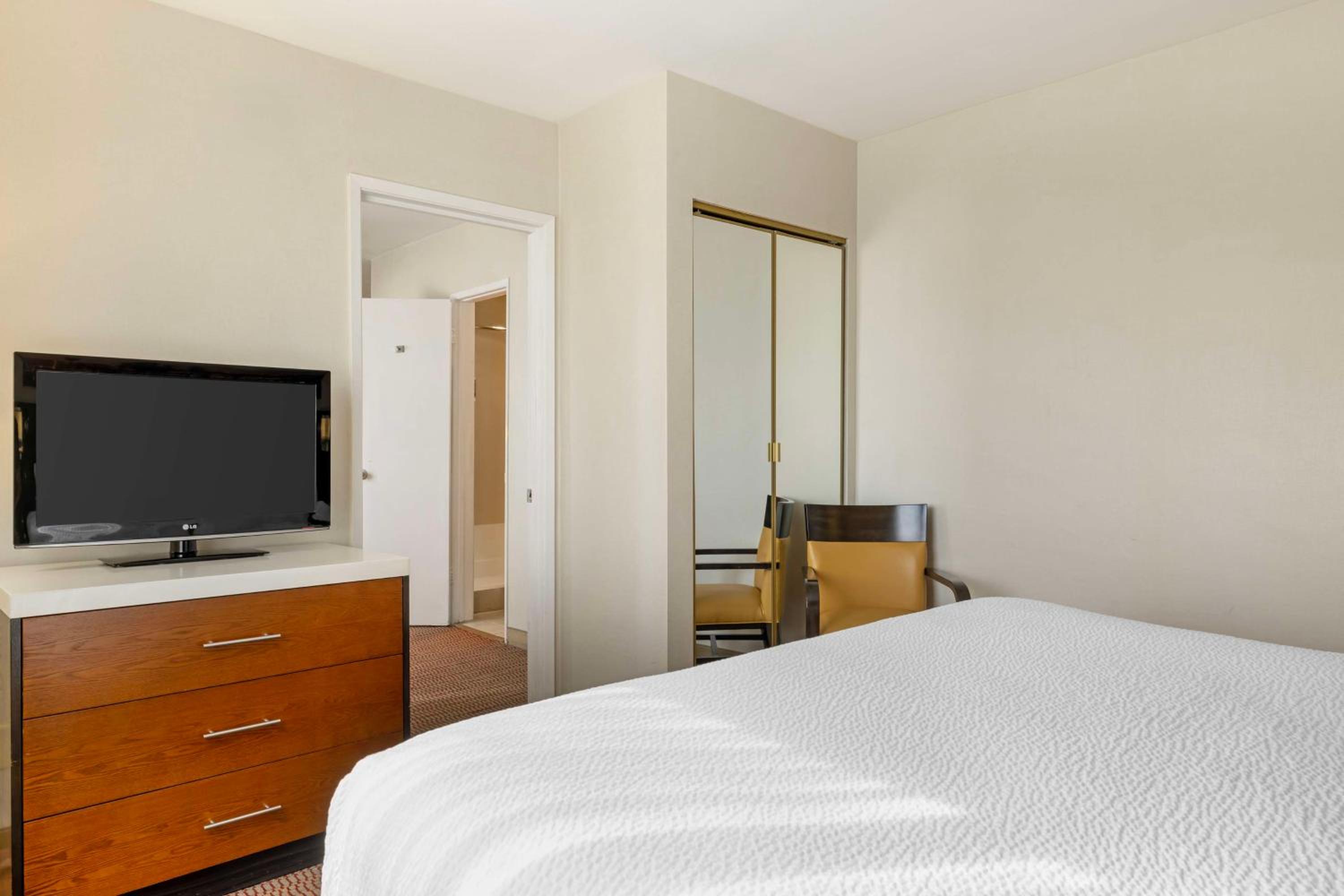 Queen Suite with Sofa Bed thumbnail 6