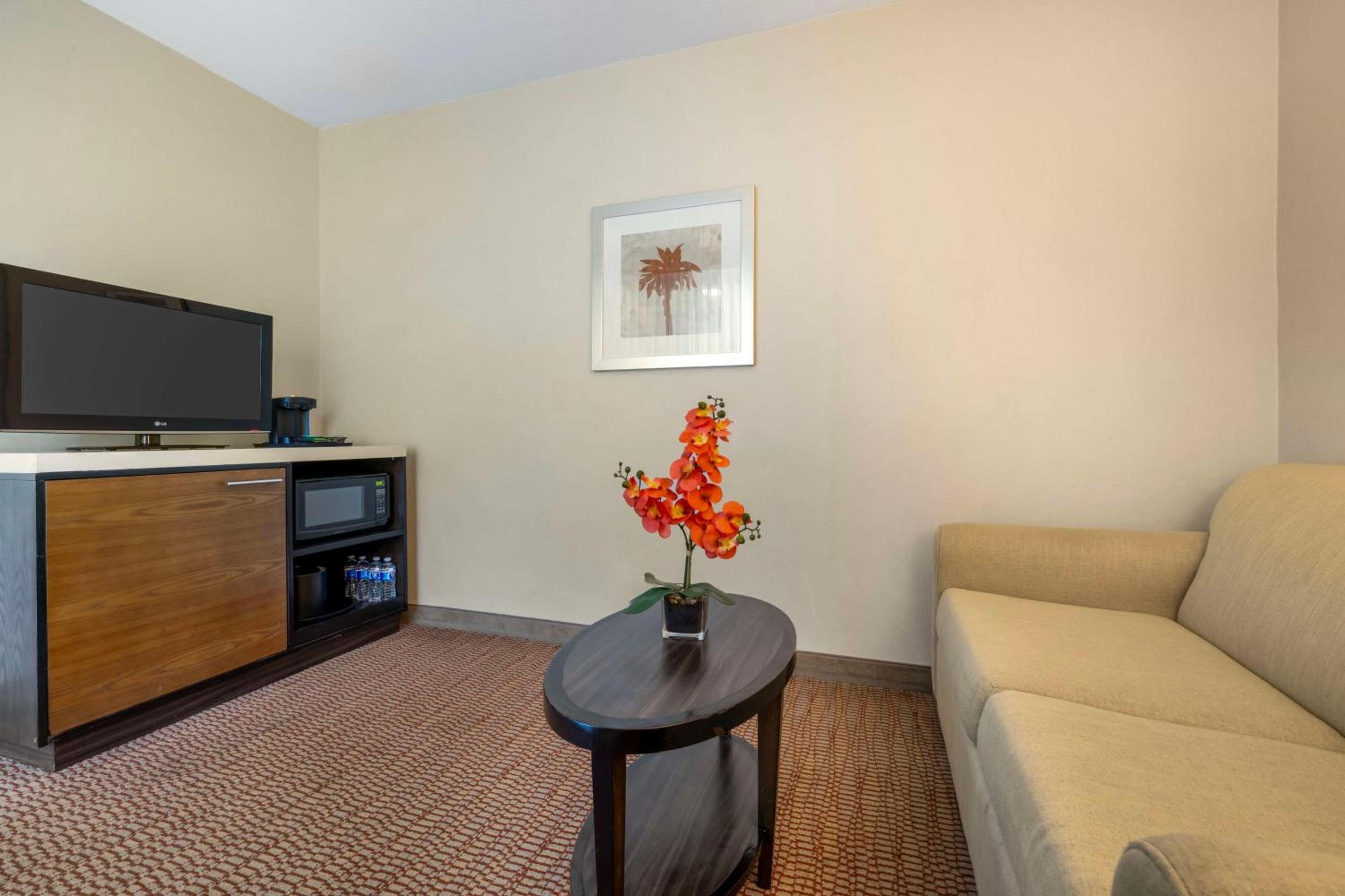 Queen Suite with Two Queen Beds and Sofa Bed - Balcony/Non-Smoking