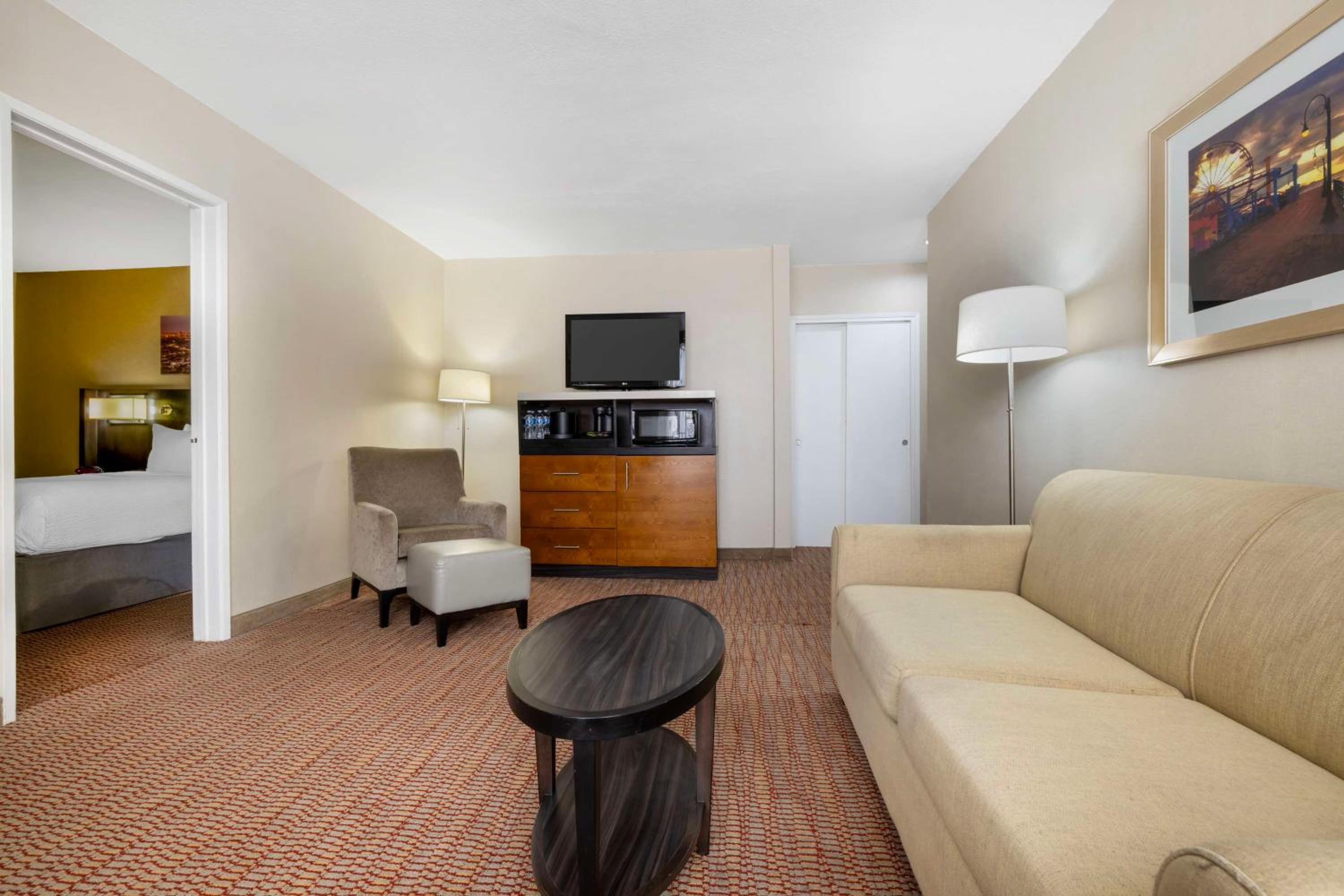 Queen Suite with Sofa Bed - Non-Smoking