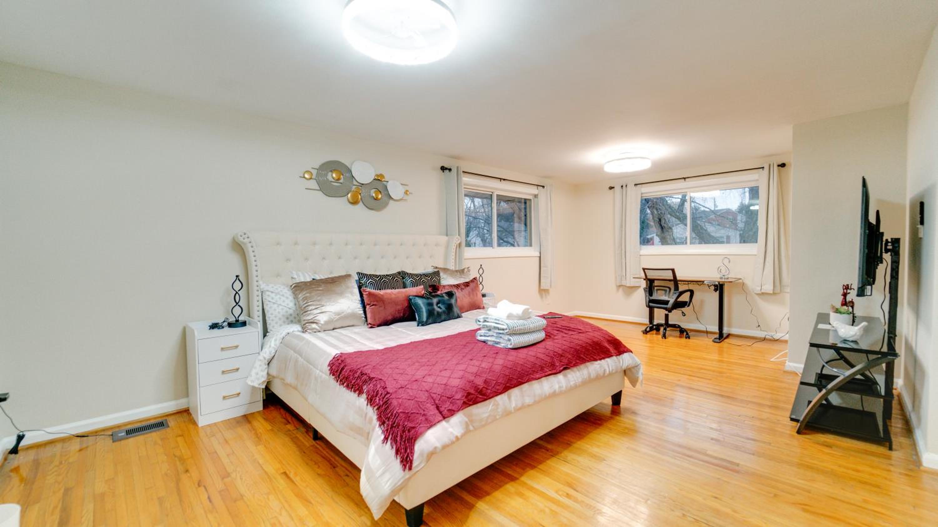 Five-Bedroom House photo 1