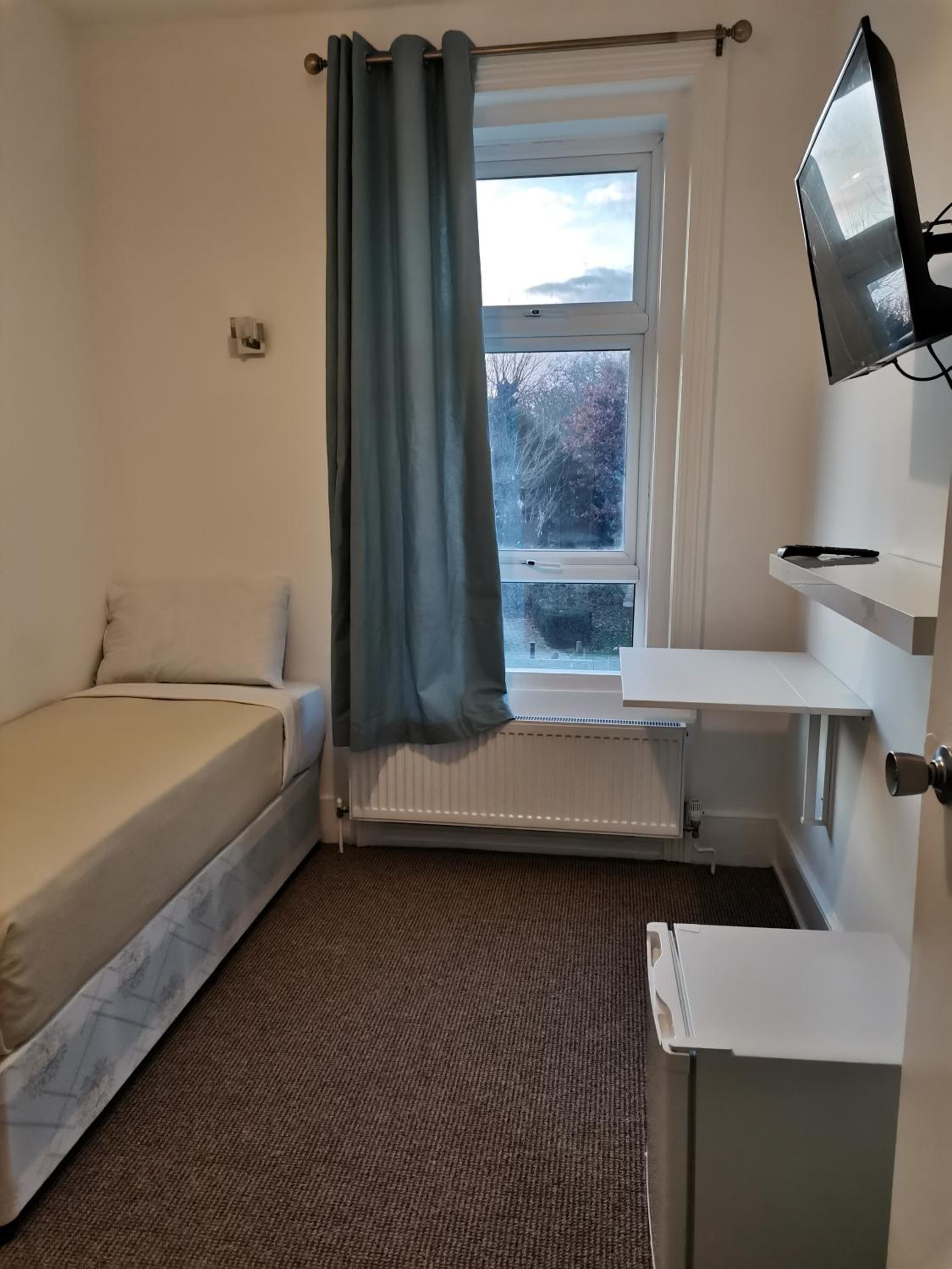 Single Room with Private Bathroom photo 1