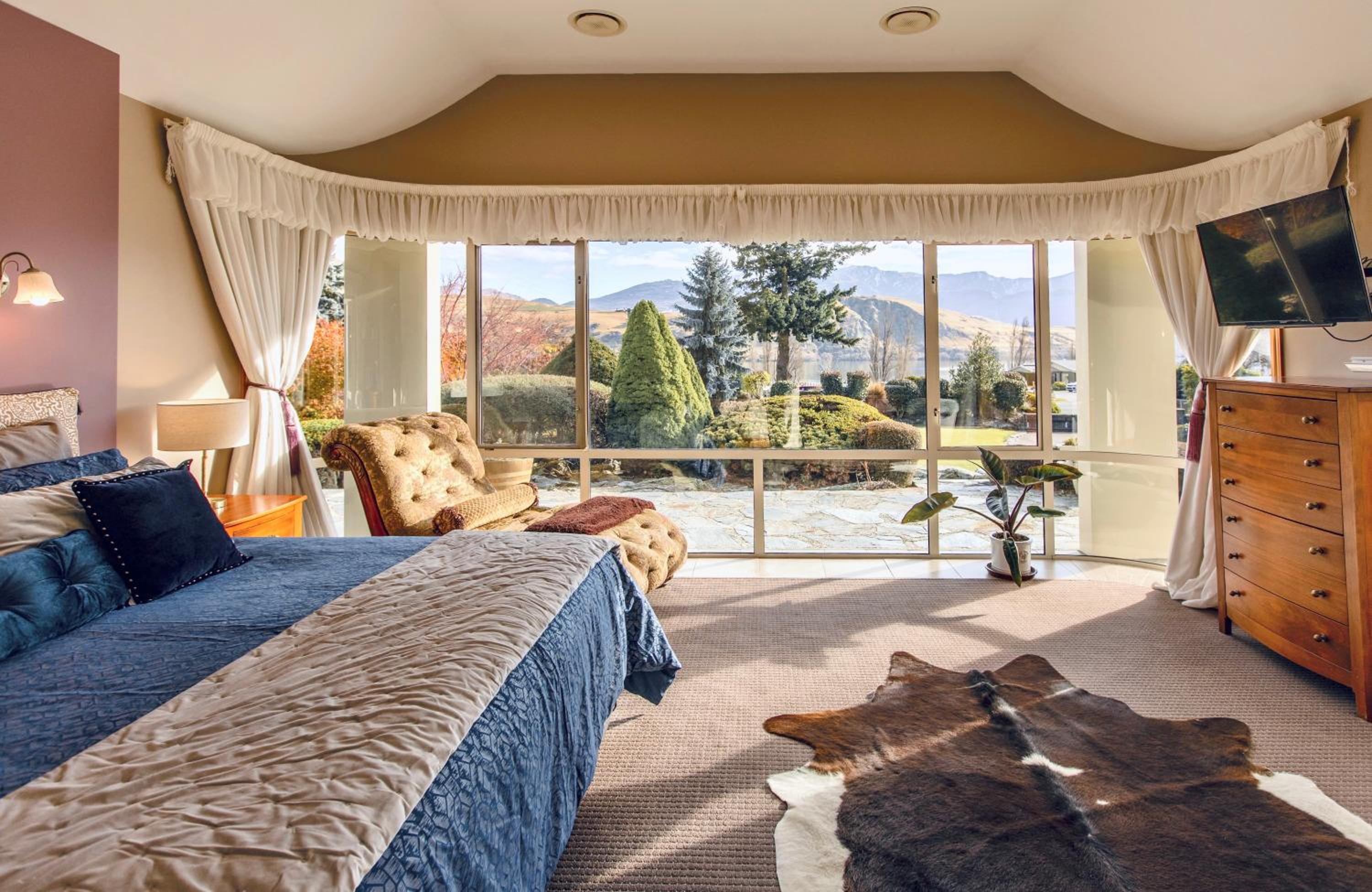 Lakeview King Suite - Cattleya Suite