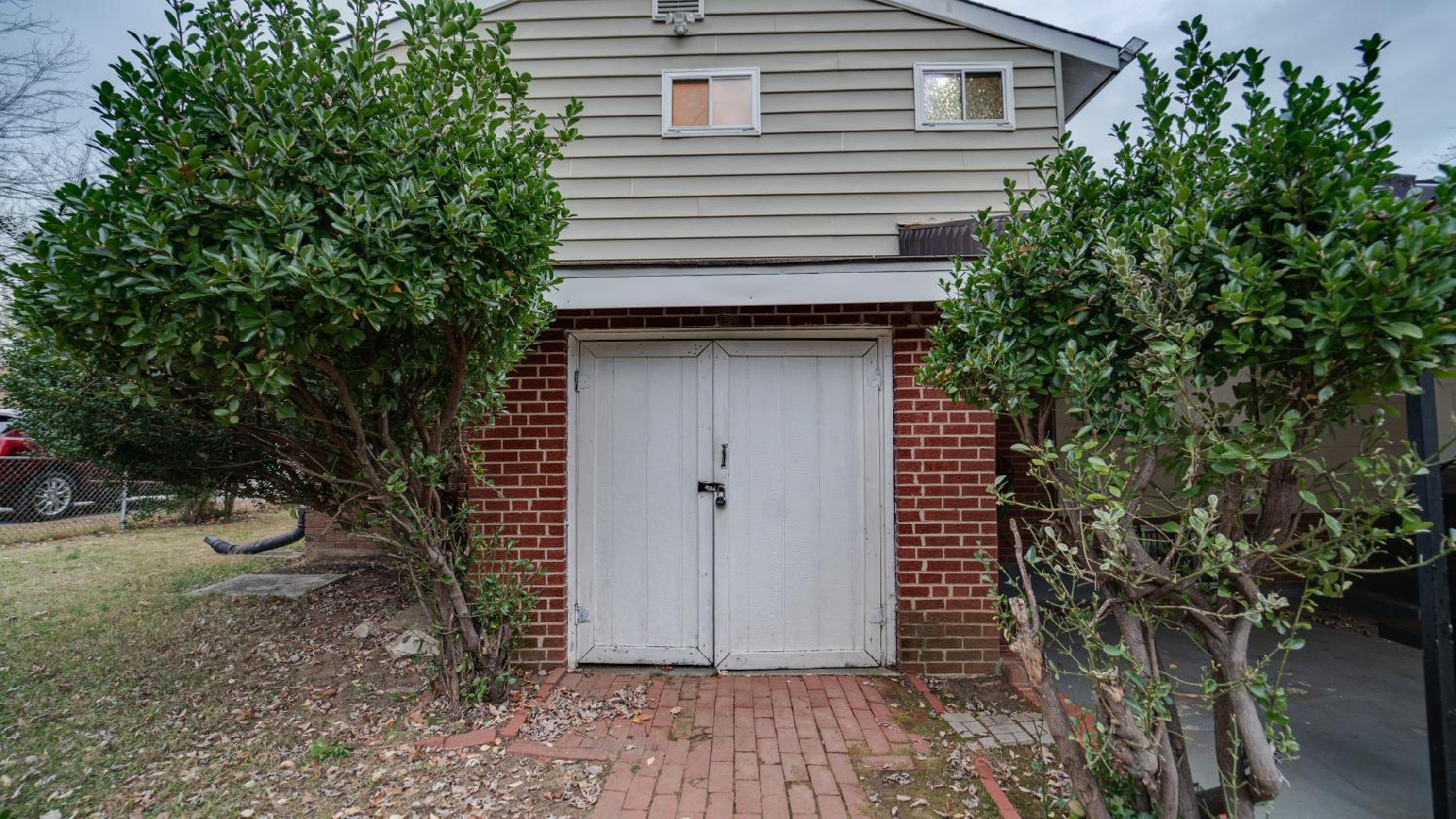 Five-Bedroom House photo 3