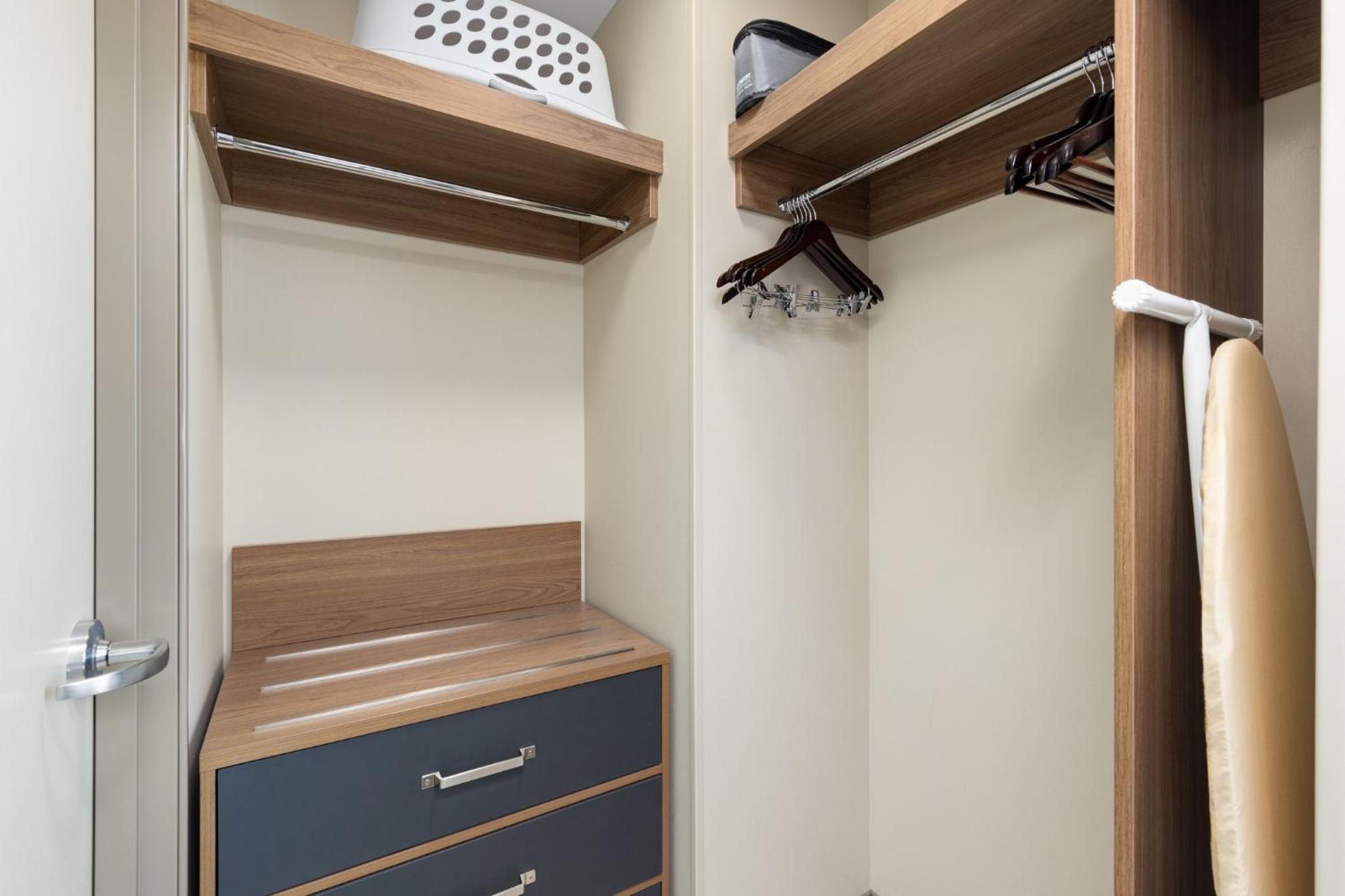 King Studio Suite with Bath Tub - Mobility Access - Photo 3