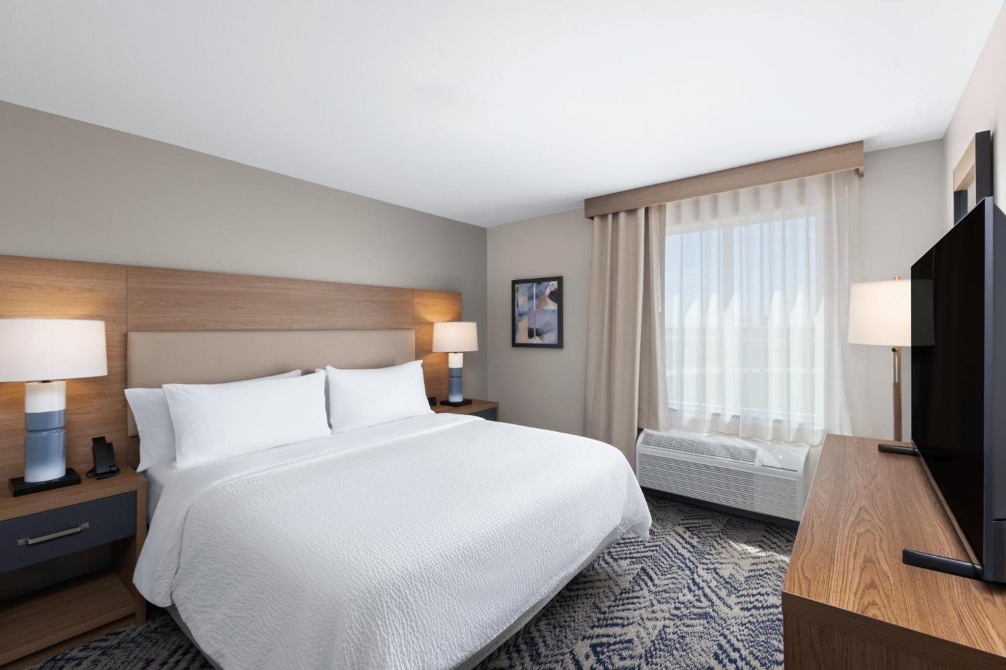 One-Bedroom Queen Suite with Tub - Mobility Accessible - Photo 2