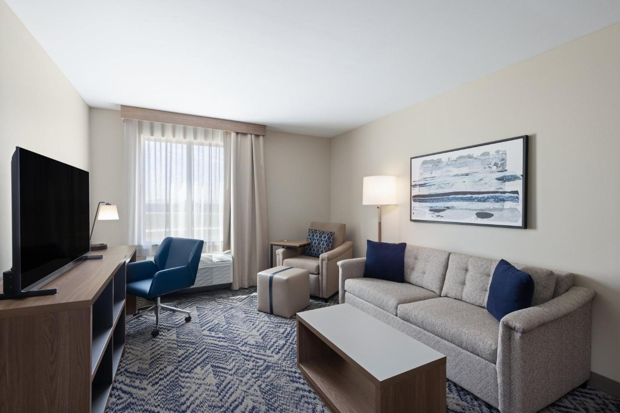 One-Bedroom Queen Suite with Tub - Mobility Accessible - Photo 5