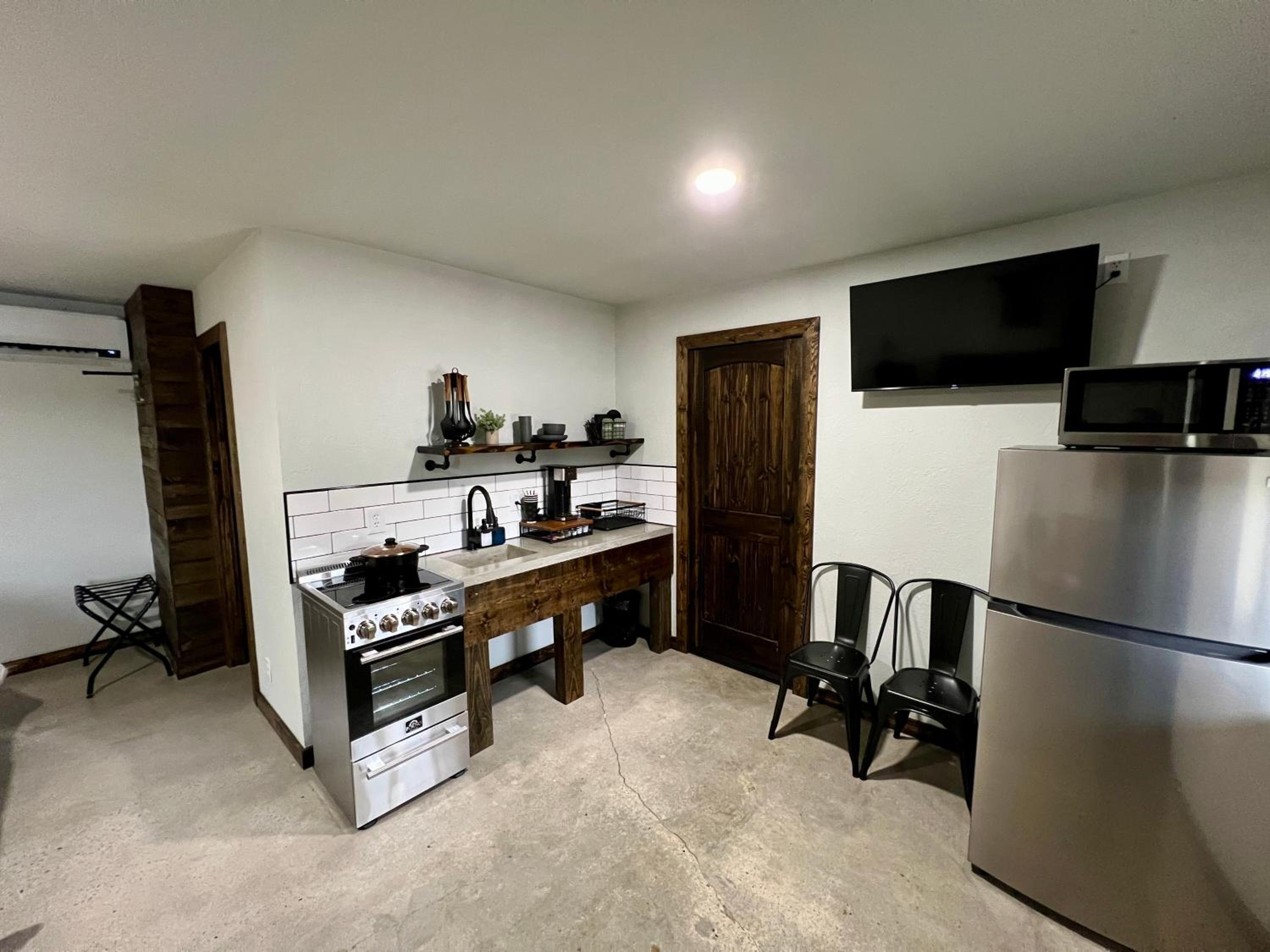 Deluxe King Suite photo 3