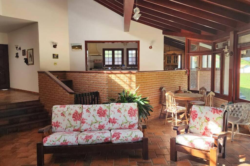 Five-Bedroom House photo 1