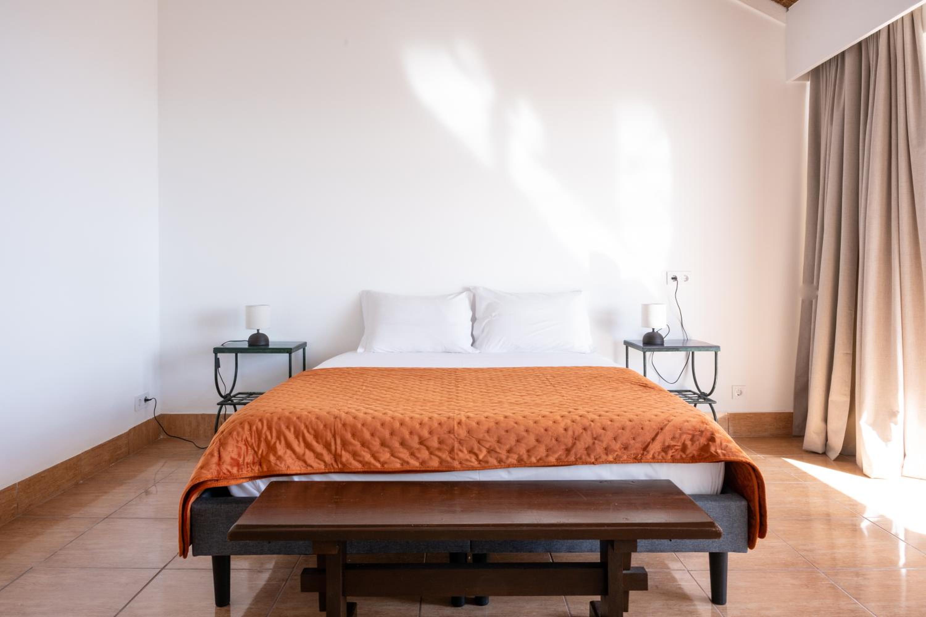 Double Room with Balcony and Sea View - Photo 11