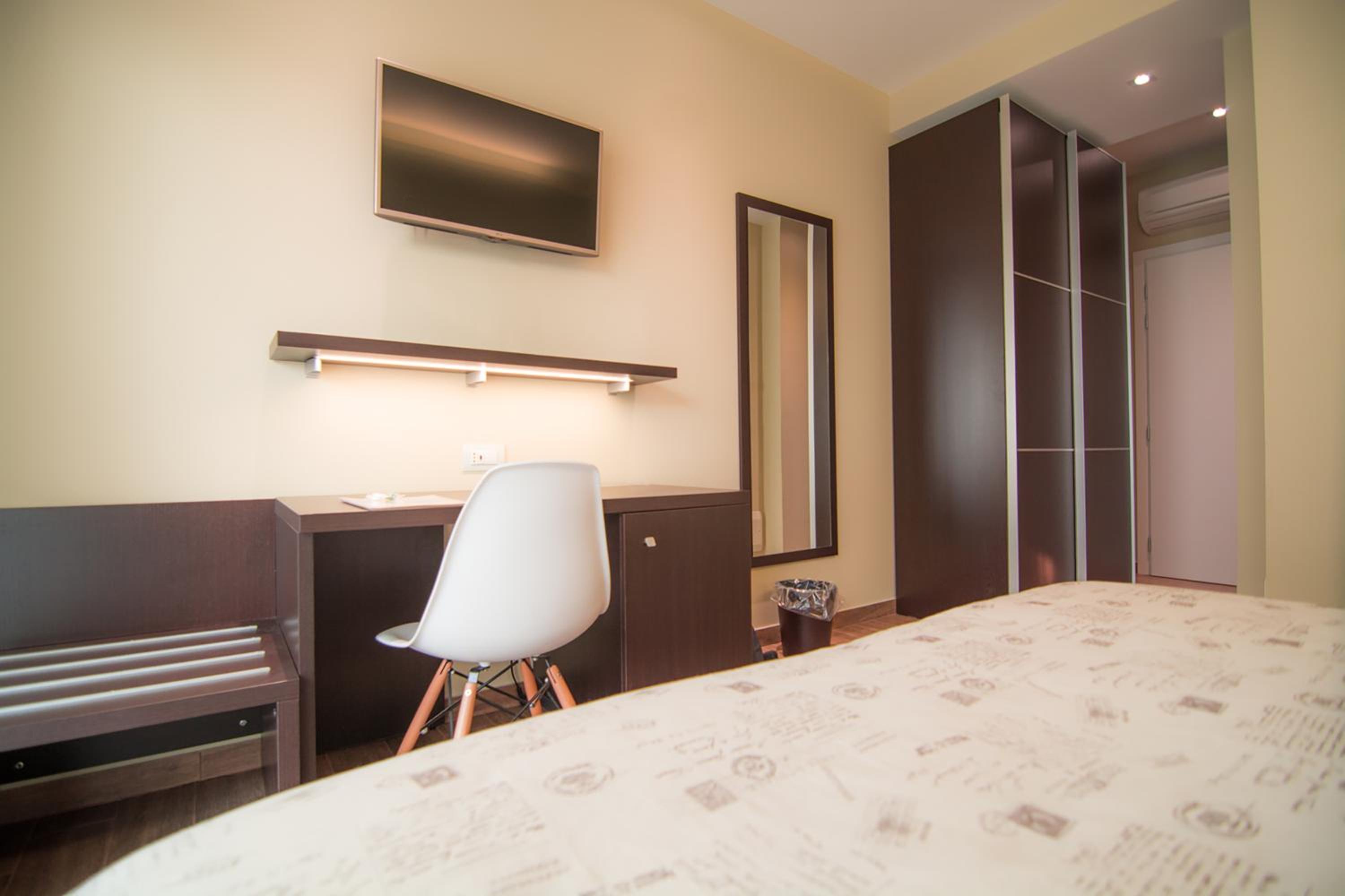 Double or Twin Room with Balcony - Photo 4