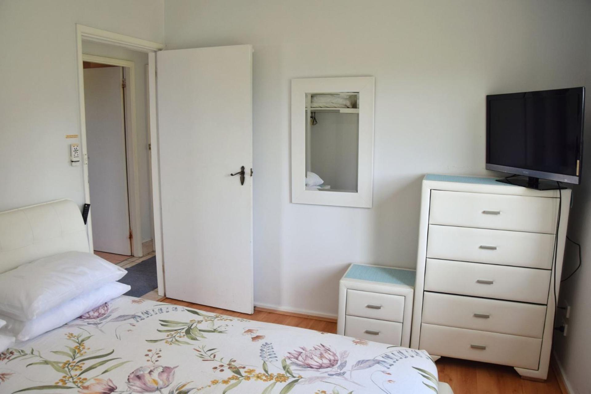 Three-Bedroom House photo 3