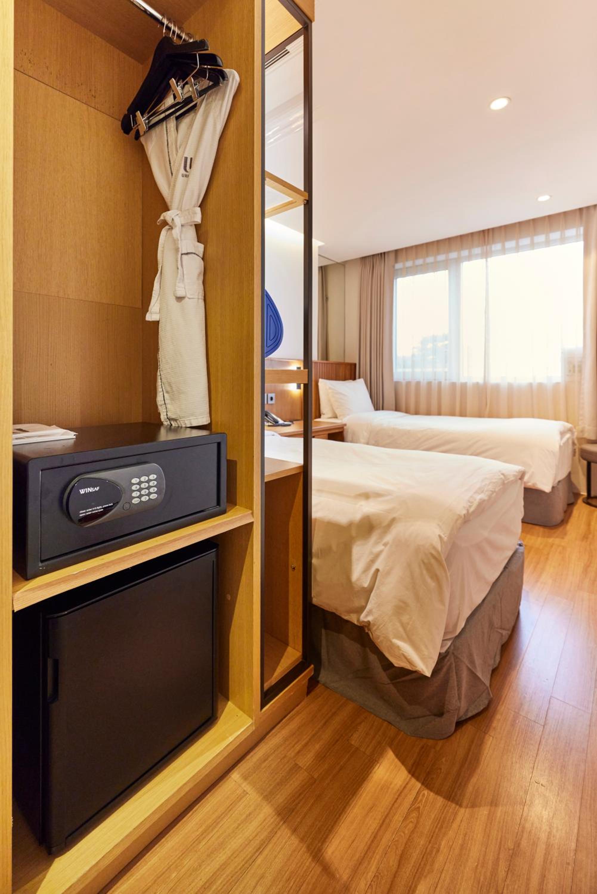 Superior Twin Room with Late Check-in from 20:00pm