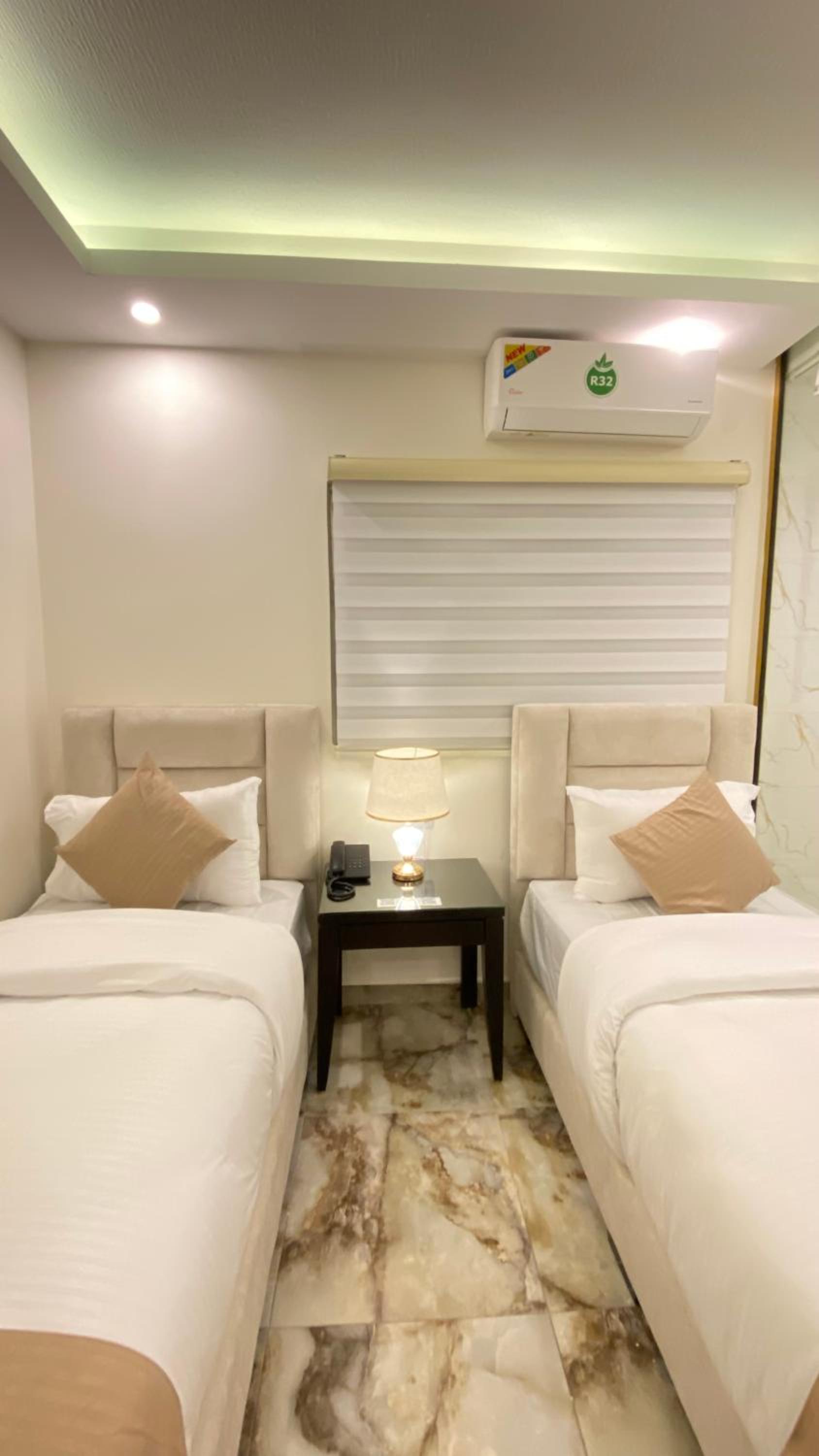Twin Room with Private Bathroom photo 3
