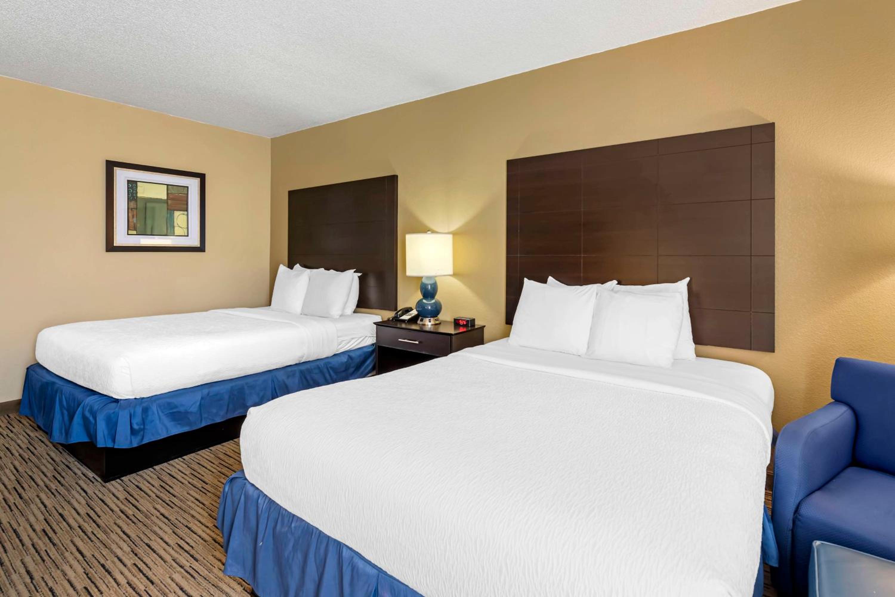 Queen Room with Two Queen Beds - Disability Access - Photo 4