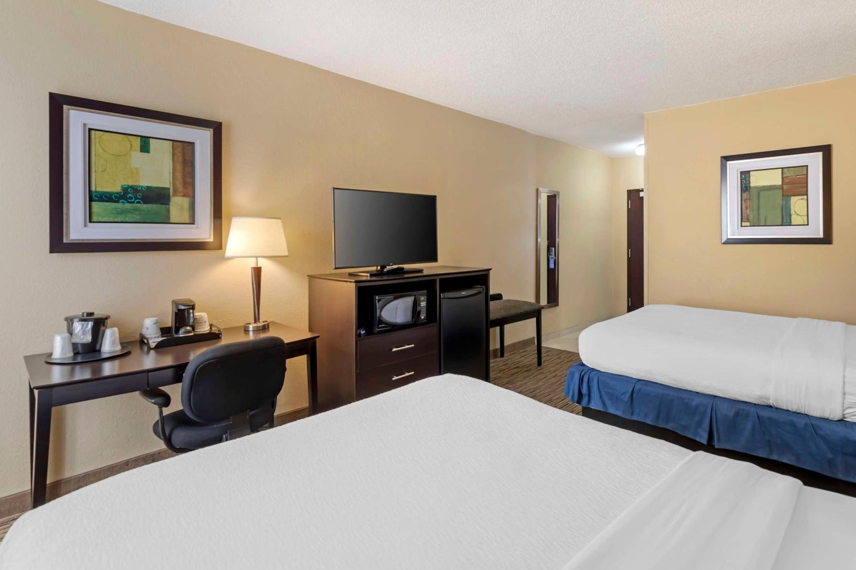 Queen Room with Two Queen Beds - Disability Access - Photo 5