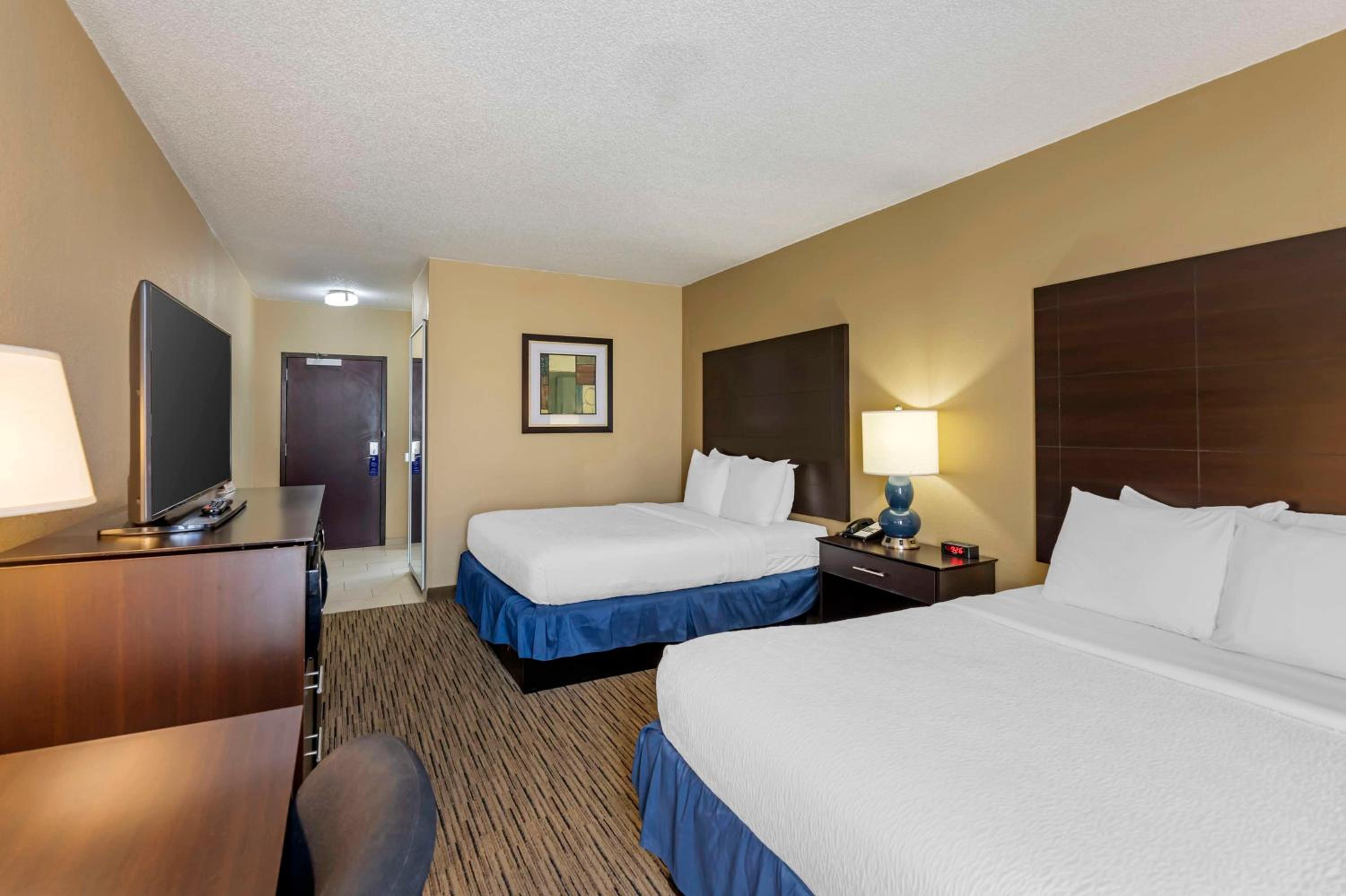 Queen Room with Two Queen Beds - Disability Access - Photo 3