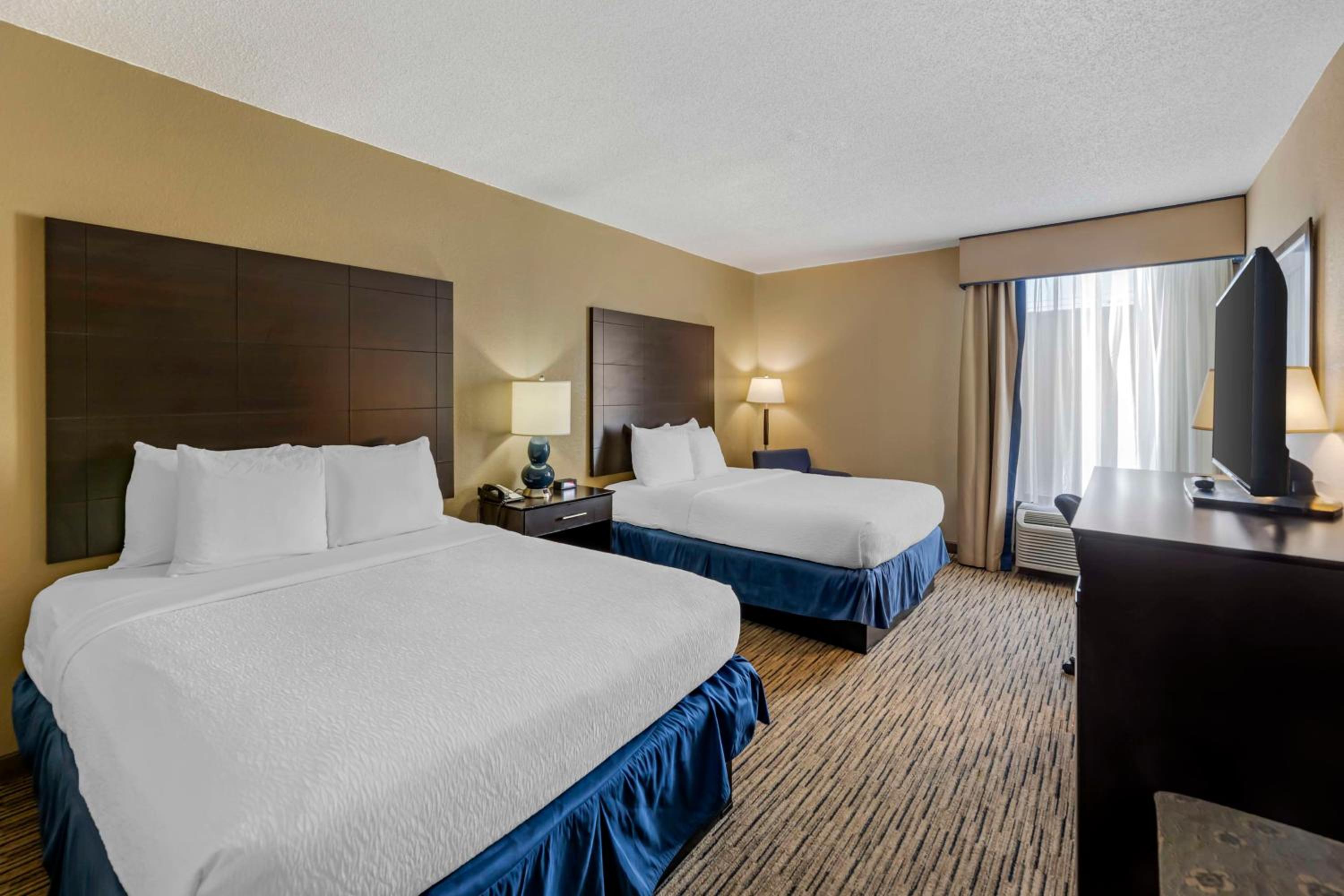 Queen Room with Two Queen Beds - Disability Access - Photo 2