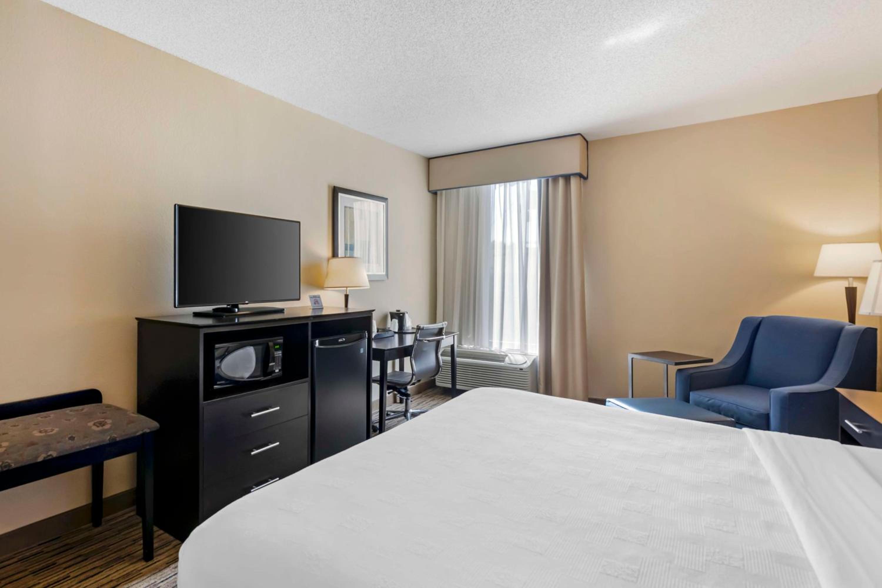 King Room - Non-Smoking - Photo 3