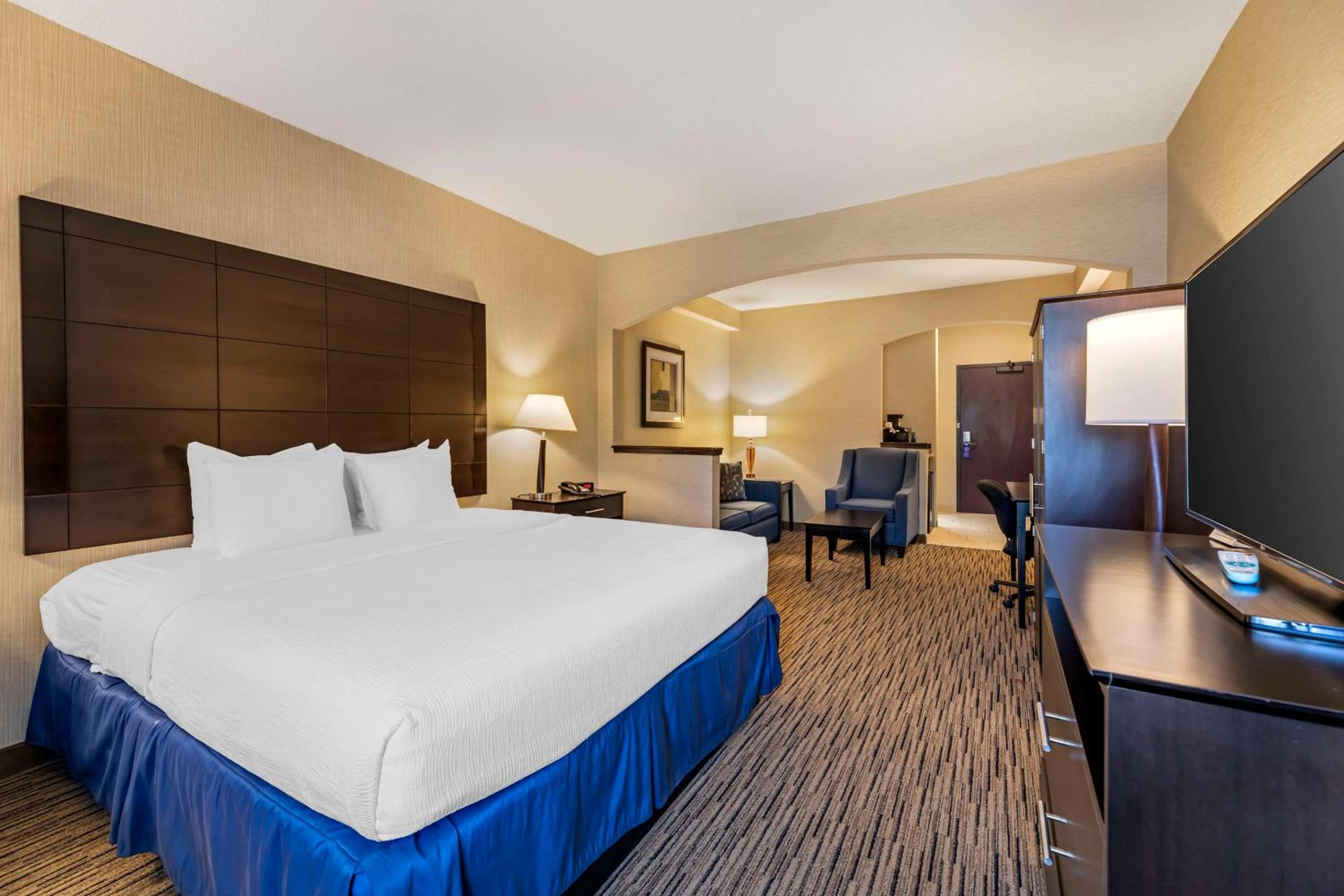 King Suite with Kitchenette - Non-Smoking - Photo 1