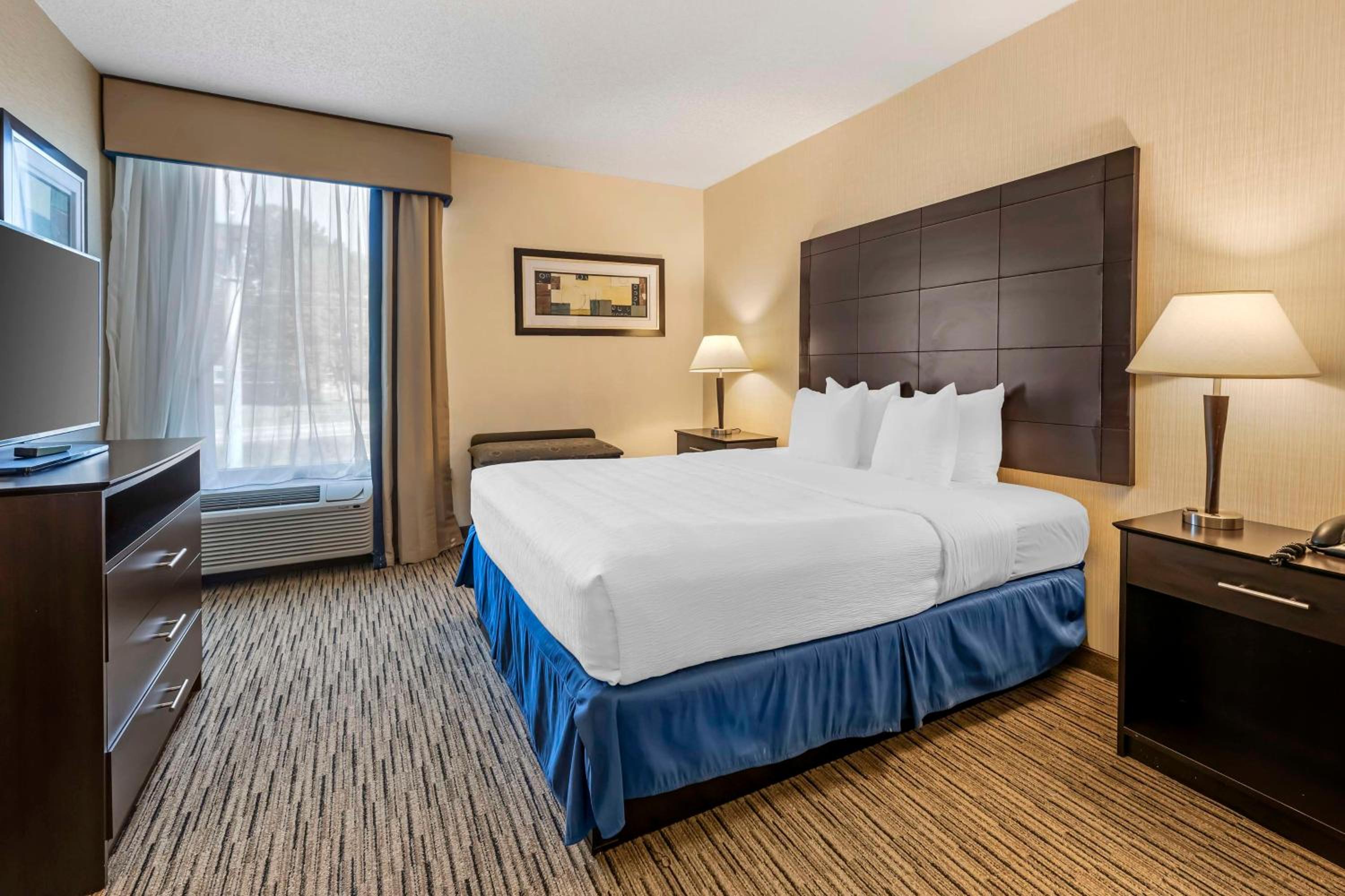 King Suite with Kitchenette - Non-Smoking - Photo 2