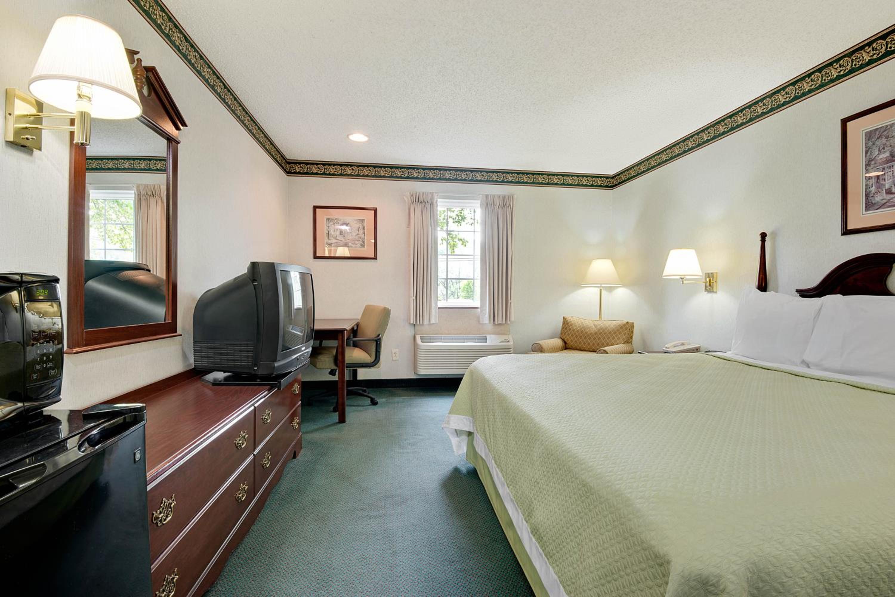 Standard King Room - Smoking - Photo 1