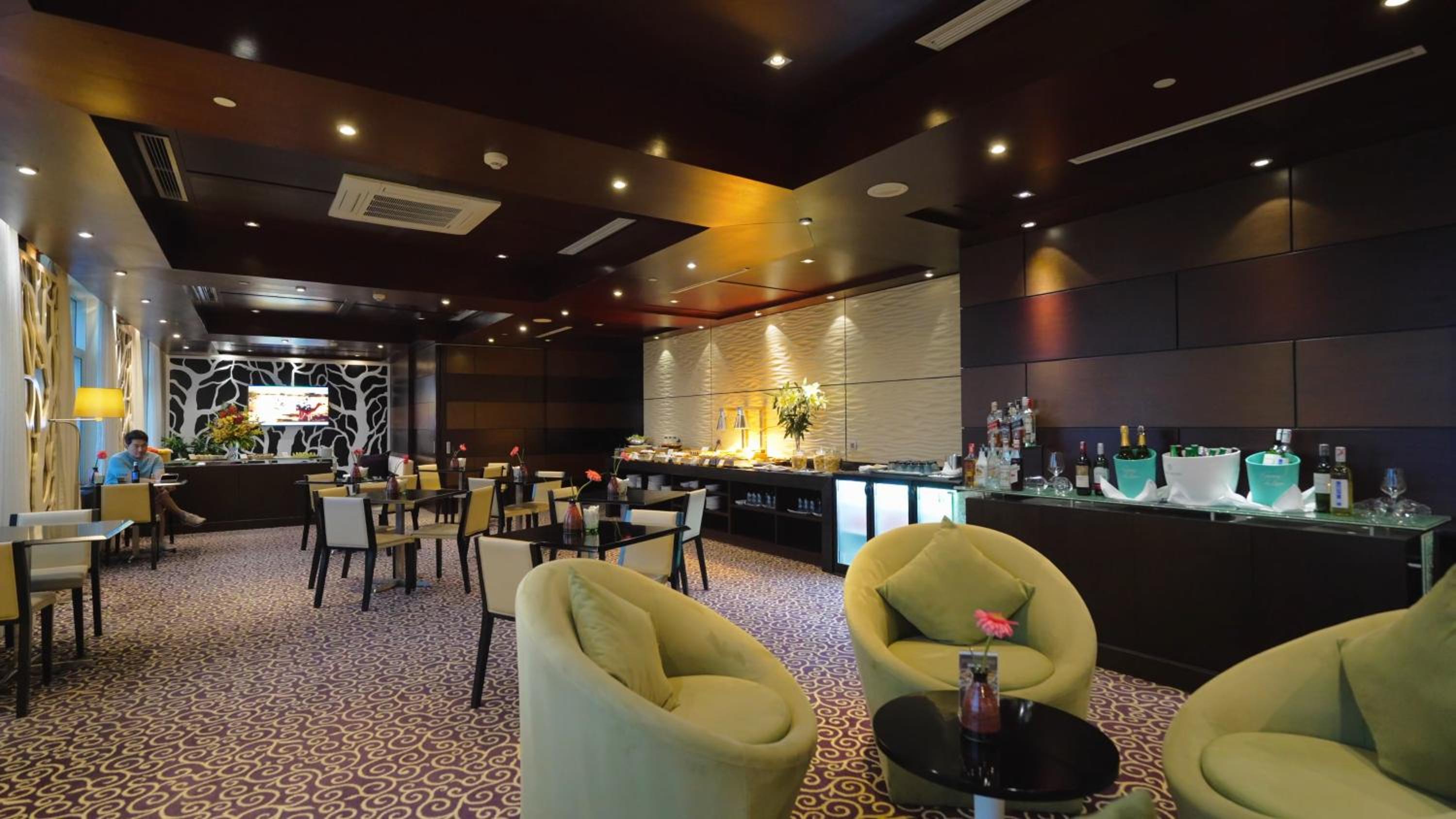 Deluxe Twin Room - High Floor with Privilege Lounge access - Photo 7