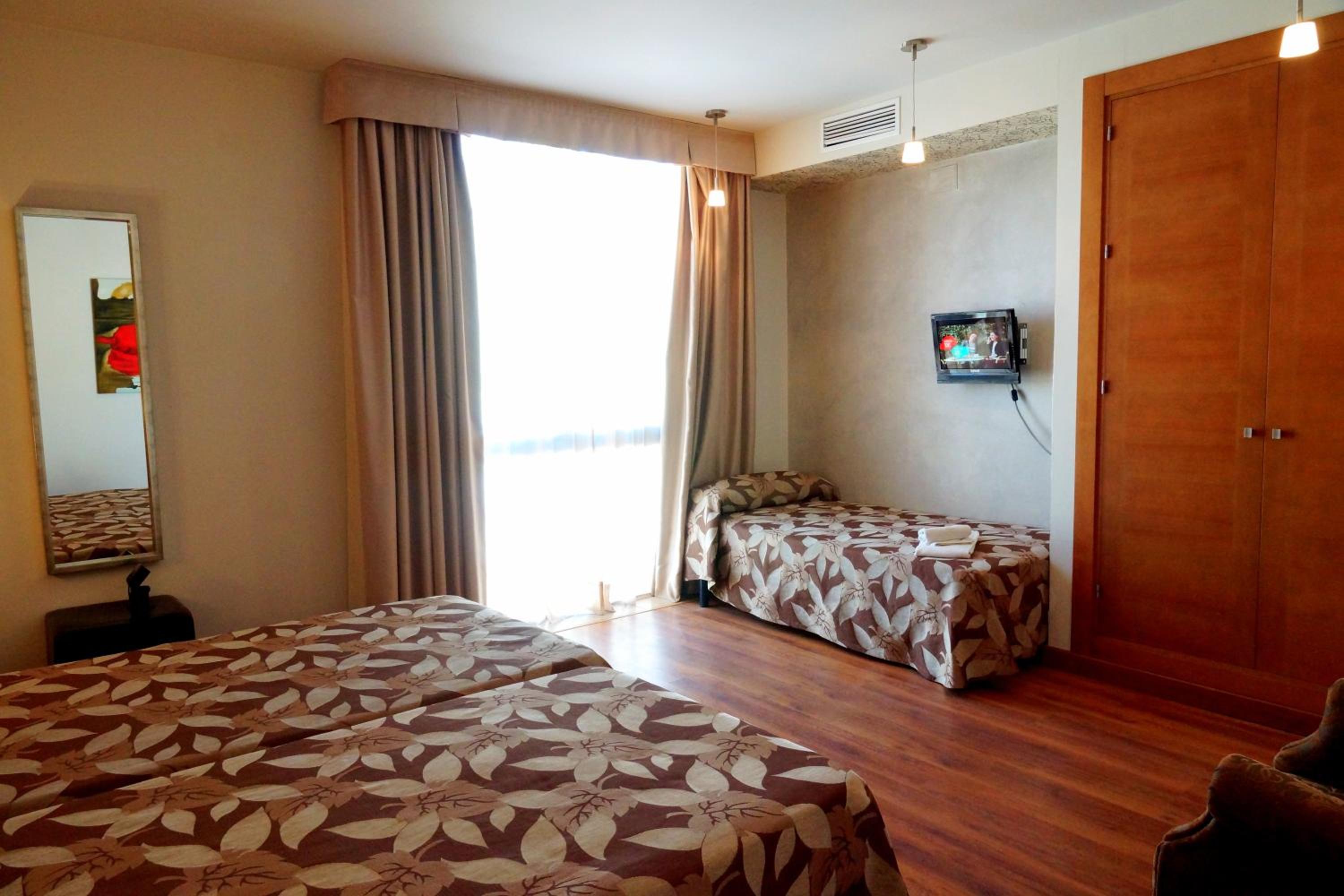 Habitación Doble con Cama Extra y Estacionamiento