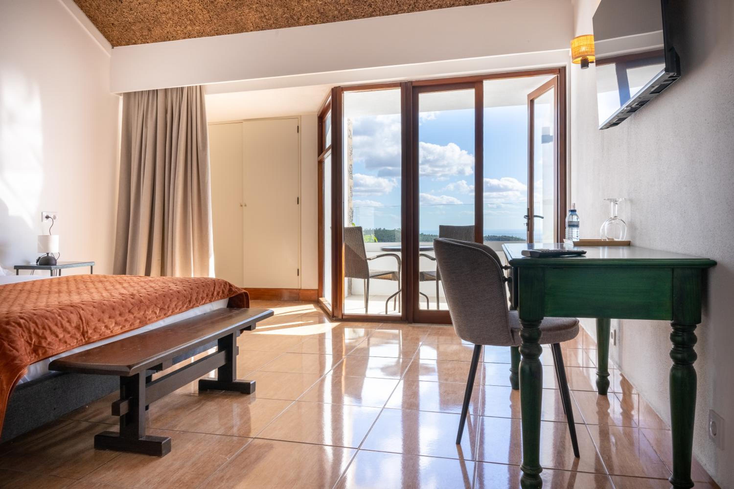 Double Room with Balcony and Sea View - Photo 1