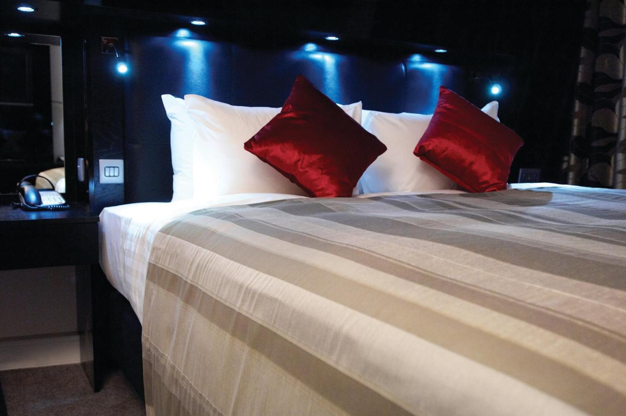 Standard King Room - Club Floor - Photo 7