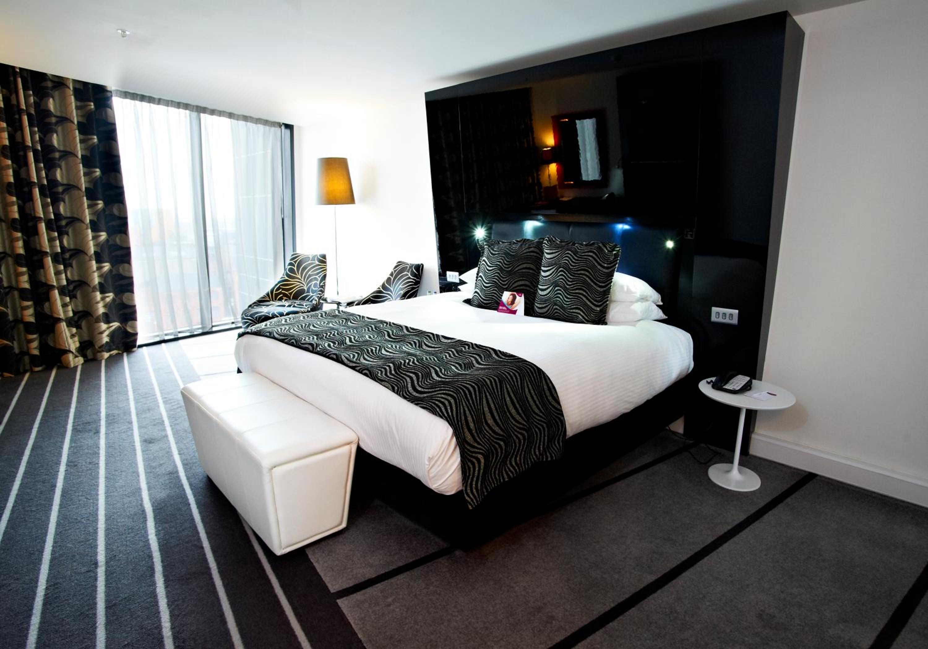 Standard King Room - Photo 10