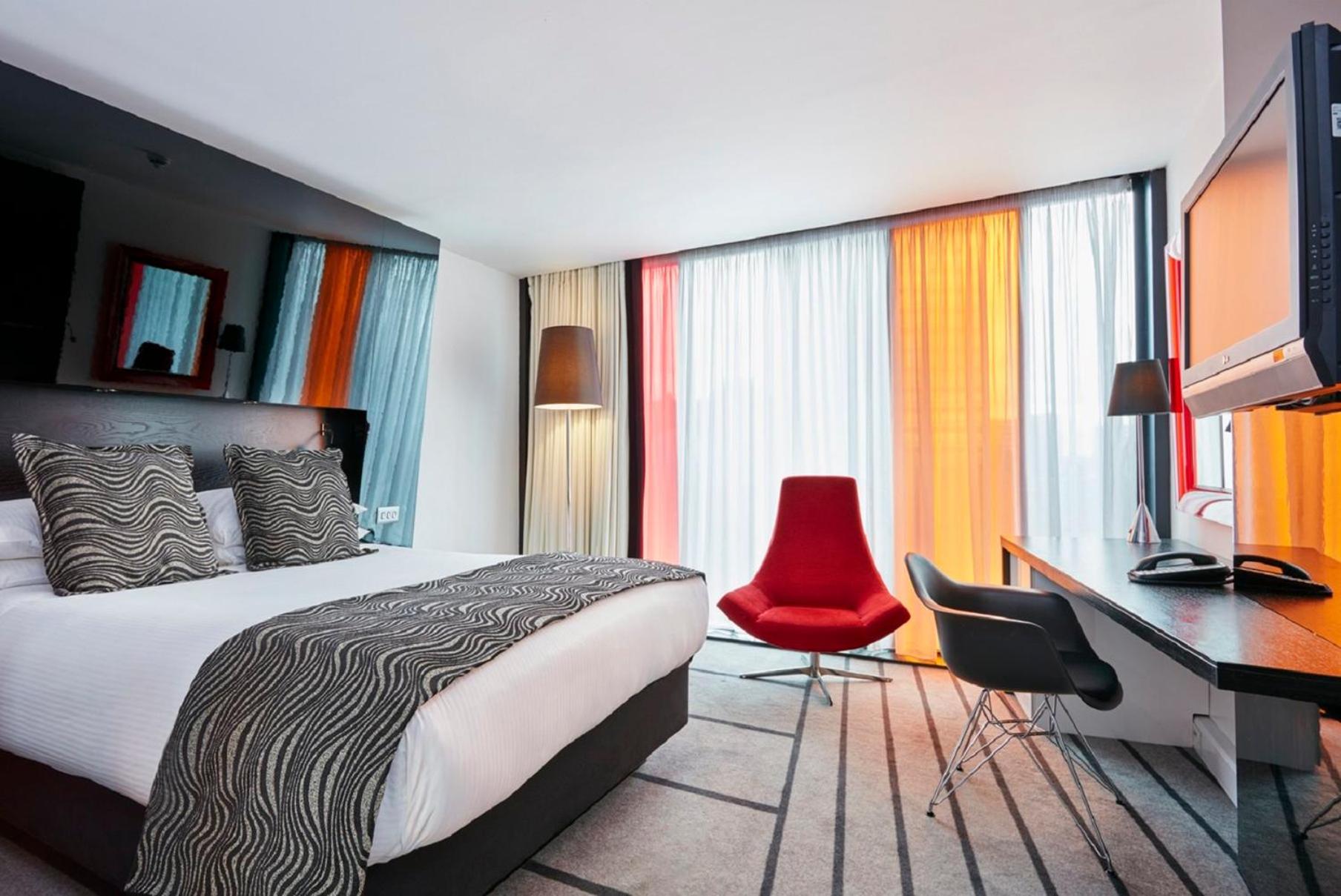 Standard King Room - Photo 8