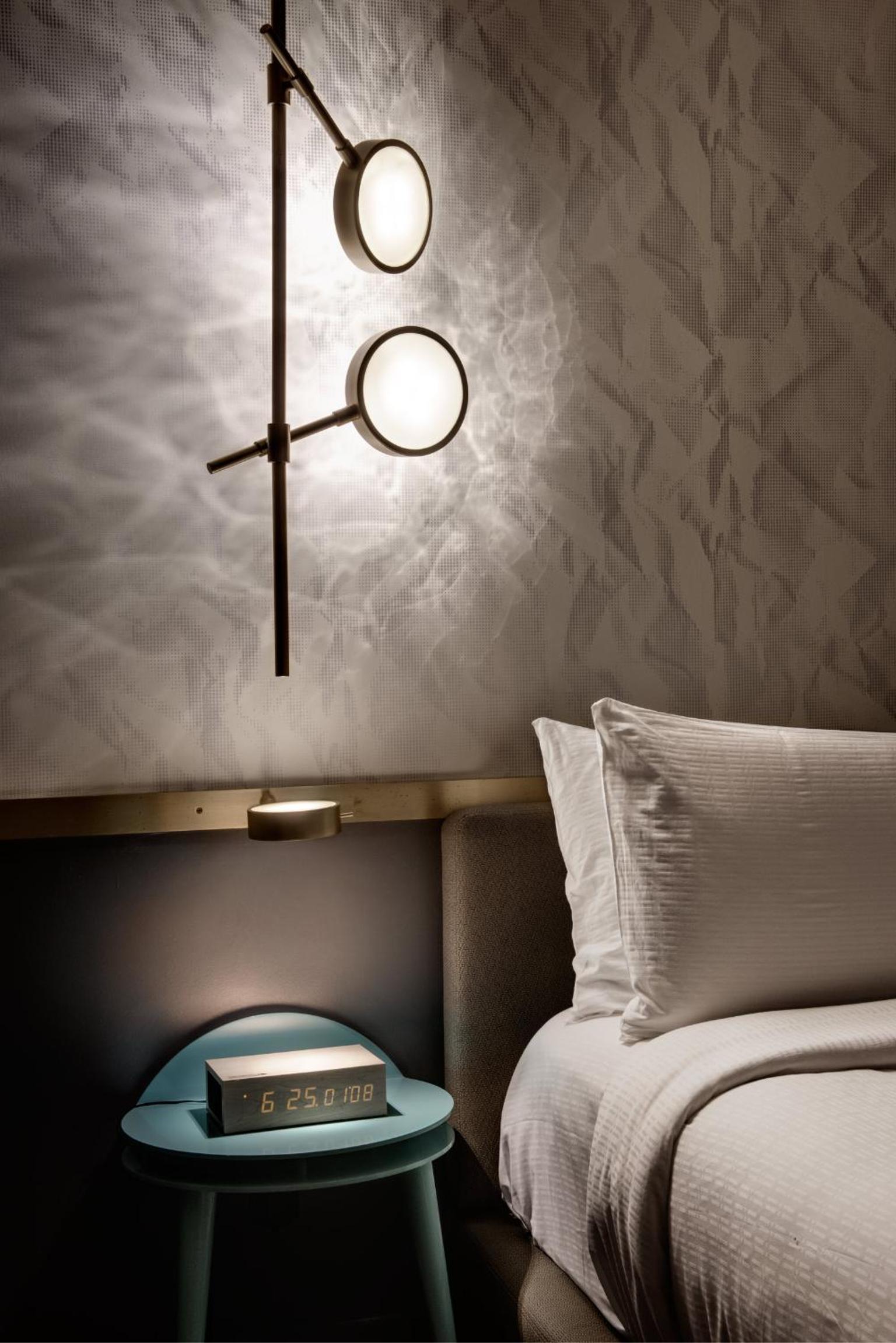 Deluxe King Room with Roll In Shower - Accessible thumbnail 5