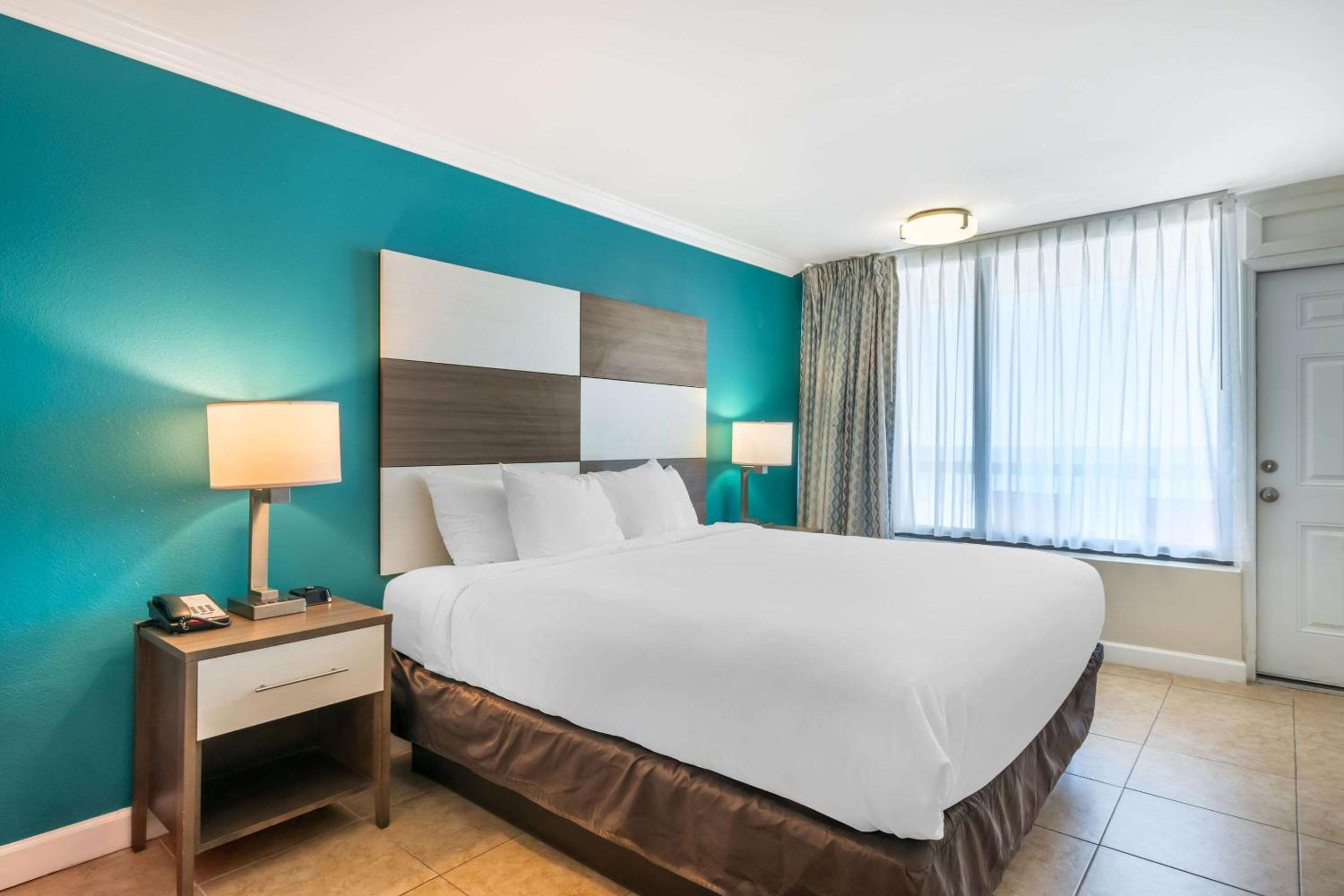 King Room with Balcony - Oceanfront - Photo 1