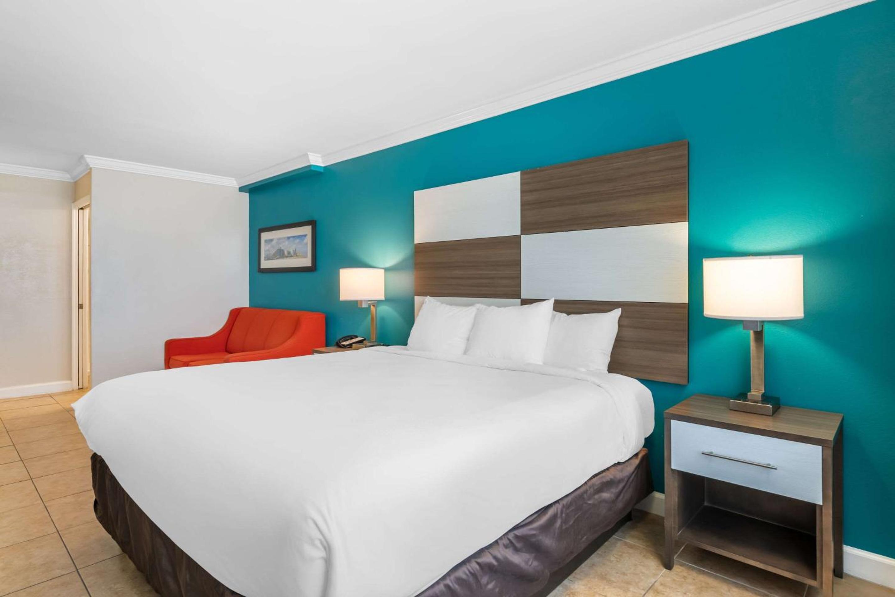 King Room with Balcony - Oceanfront - Photo 3