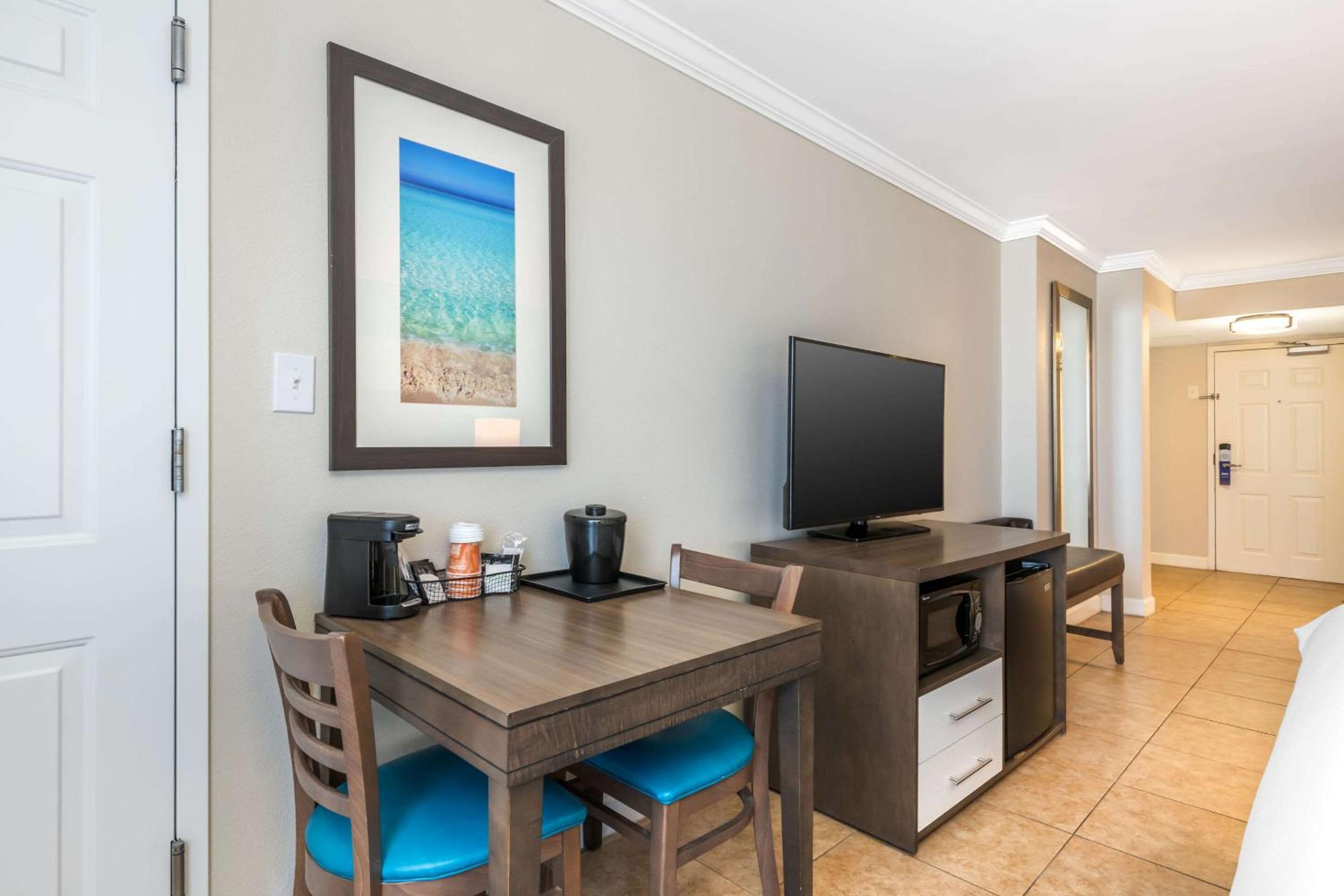 King Room with Balcony - Oceanfront - Photo 4